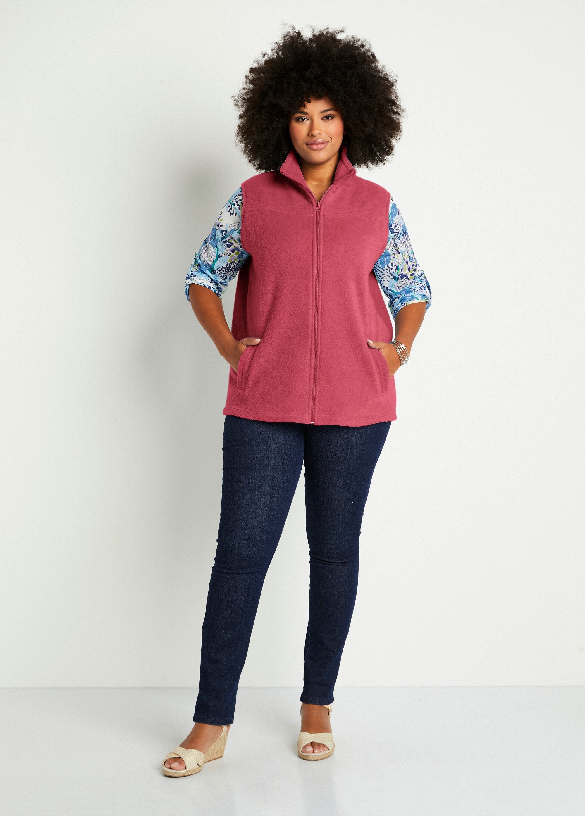 Zipped_sleeveless_fleece_jacket_Raspberry_SF1_curvy