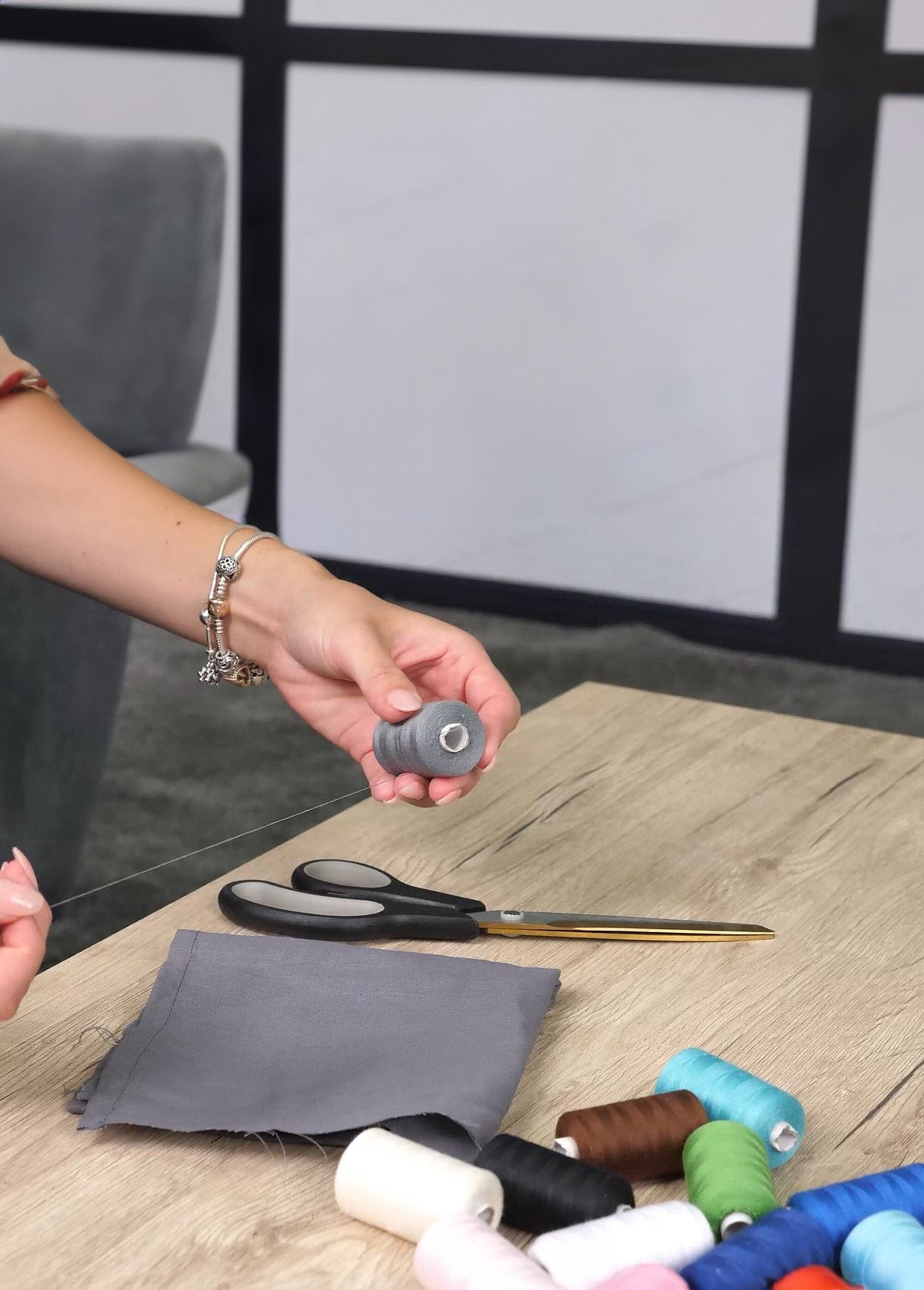 Spools_of_colored_sewing_thread_-_pack_of_15_White_DE1_slim