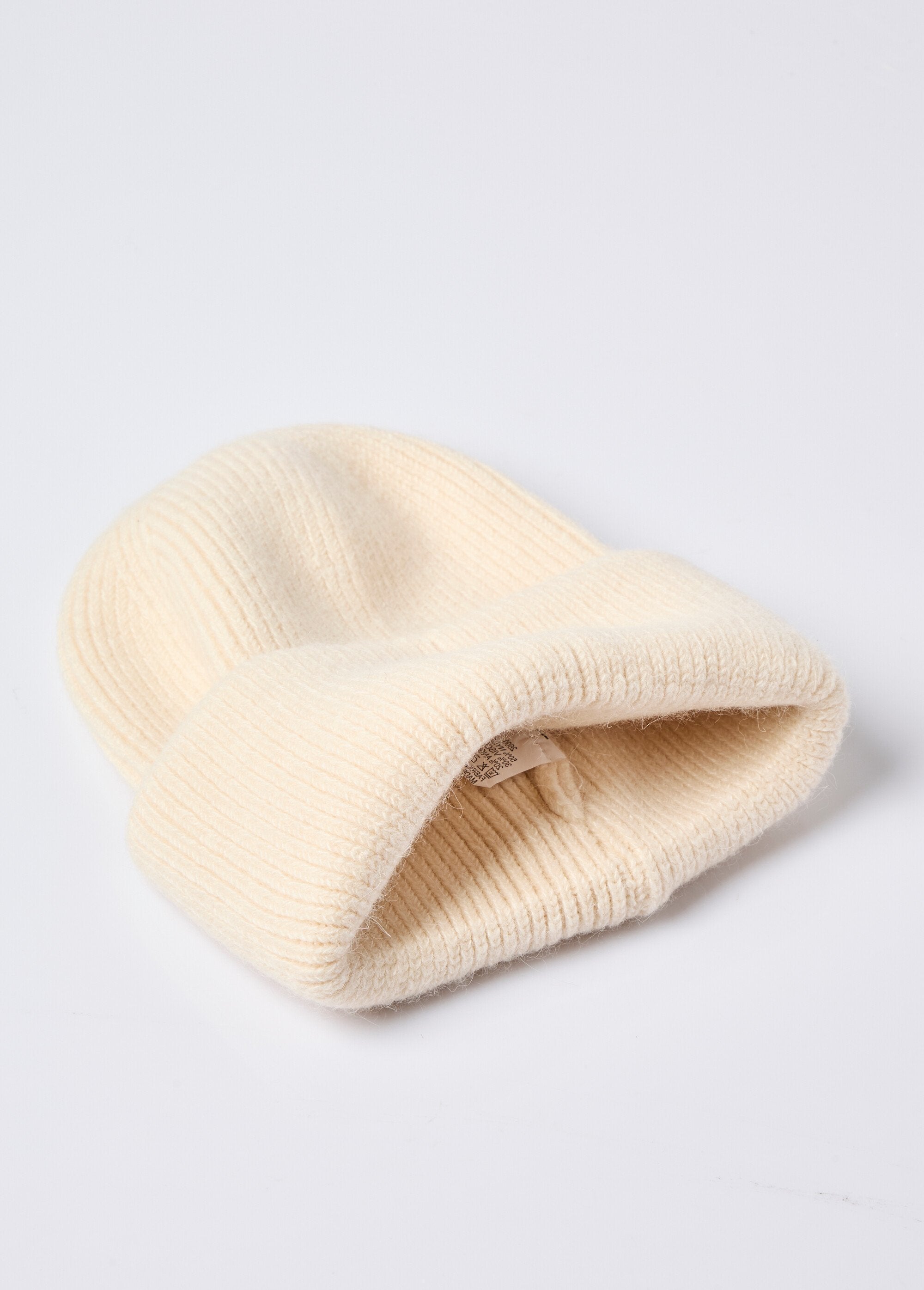 Ribbed_knit_hat_with_angora_Ecru_DE1_slim
