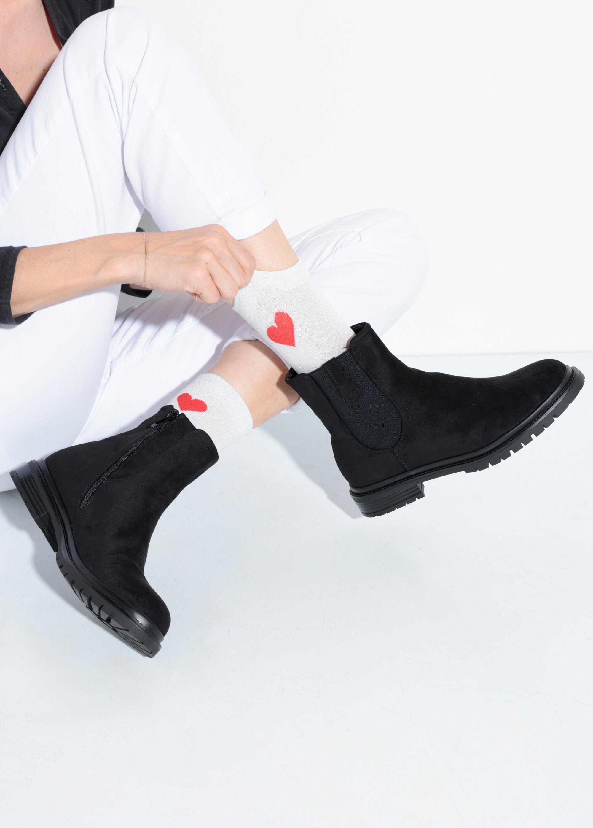 Chelsea_boots_with_notched_sole_Black_SF1_slim