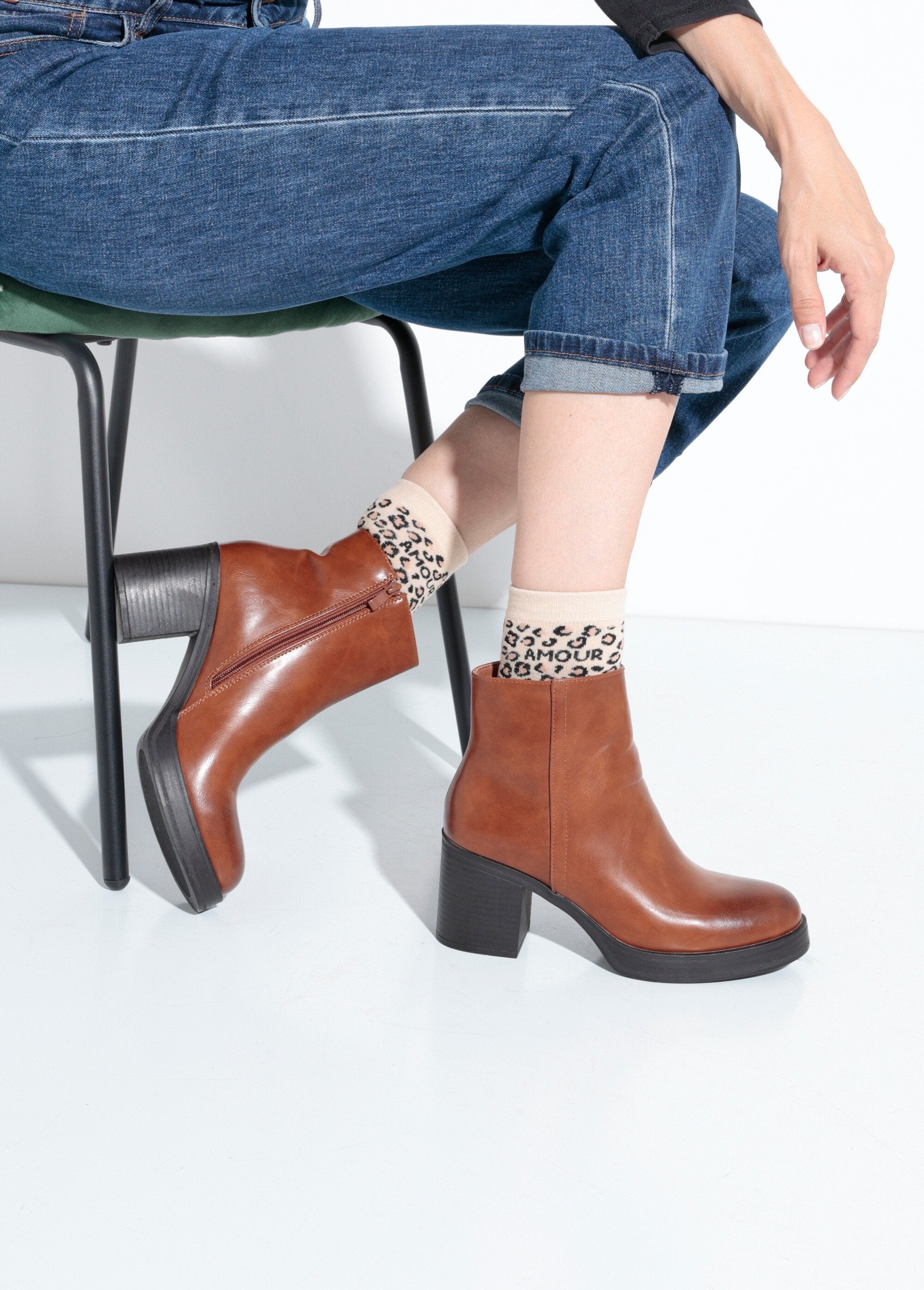 Boots_with_round-toe_heel_and_thick_sole_camel_SF1_slim