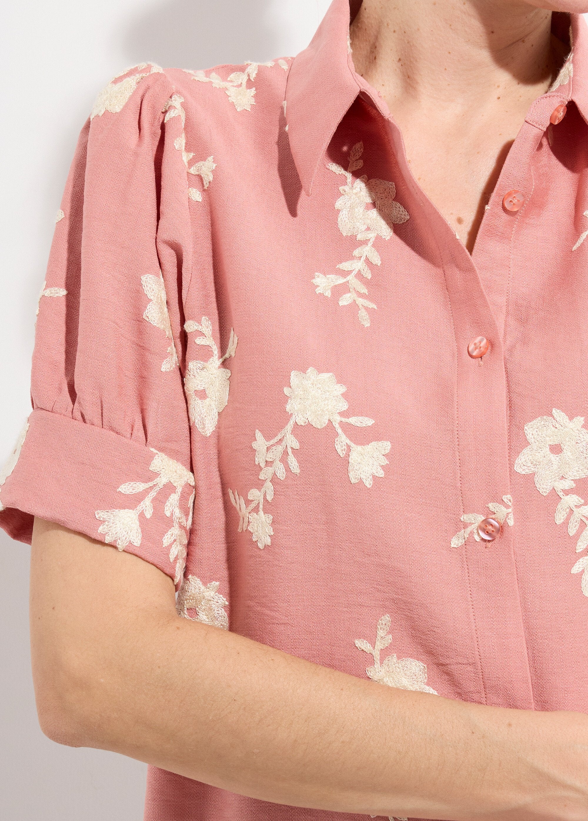 Embroidered_puff-sleeved_blouse_Coral_DE1_slim