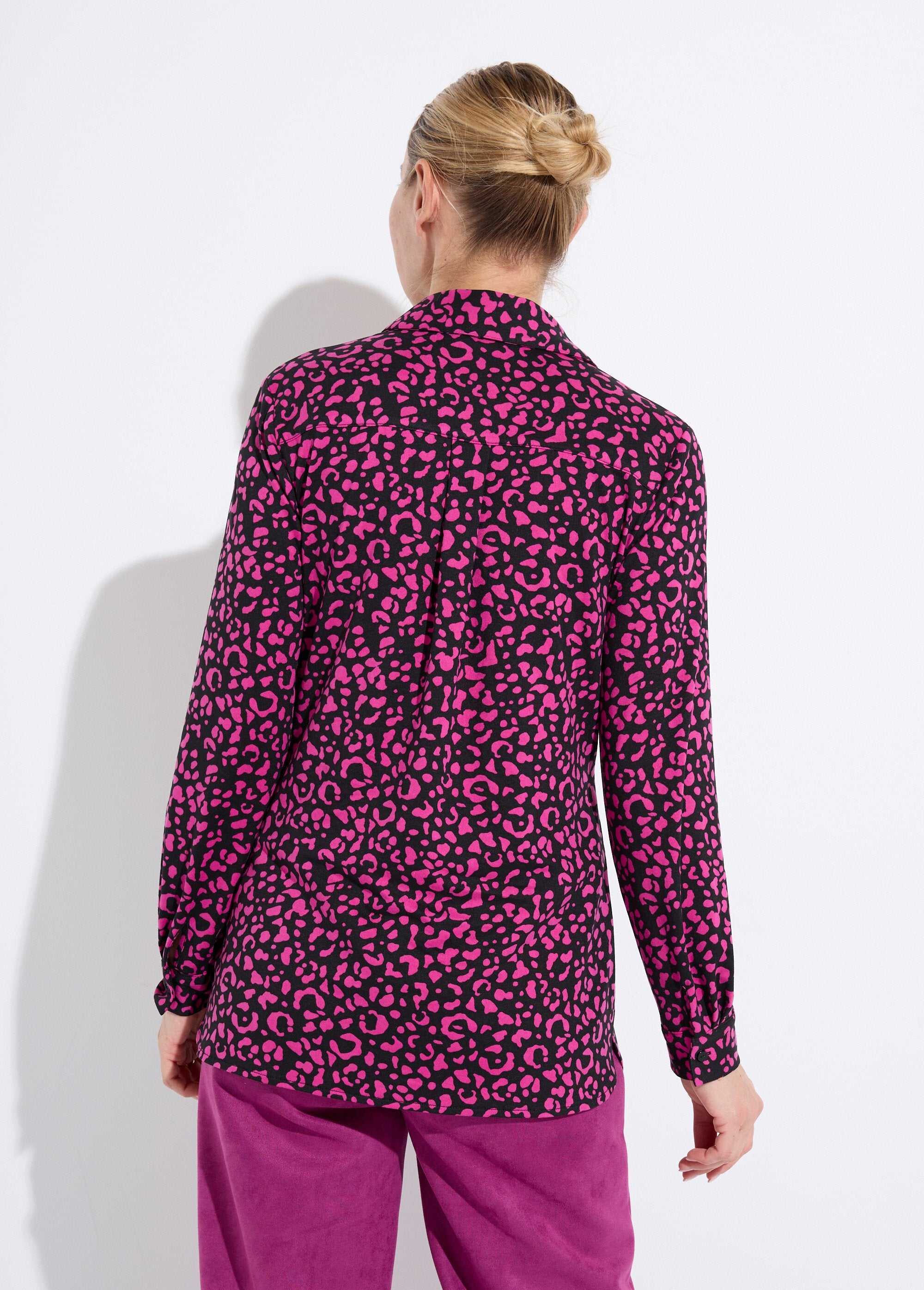 Warm_knit_blouse_with_animal_skin_print_Black_and_fuchsia_DO1_slim