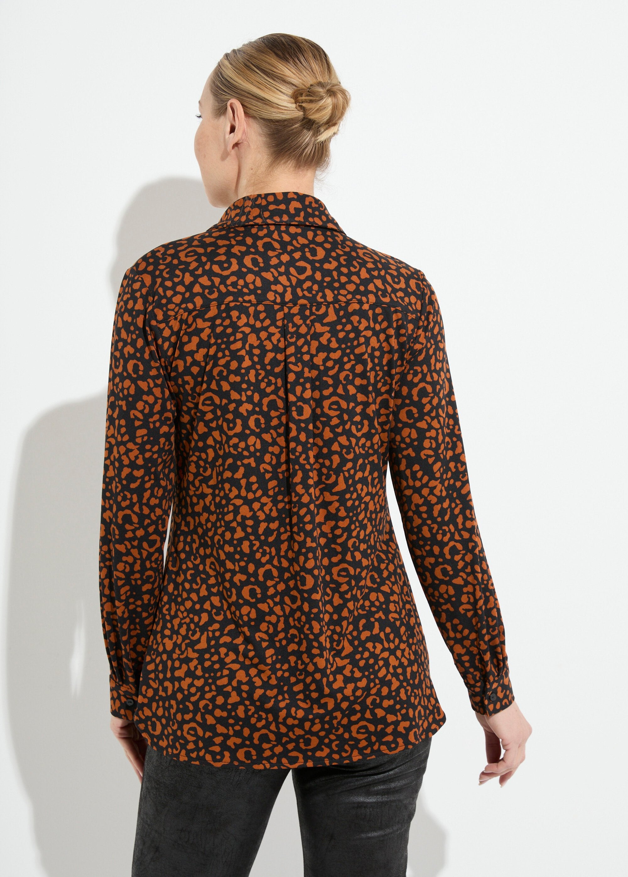 Warm_knit_blouse_with_animal_skin_print_Black_and_brown_DO1_slim