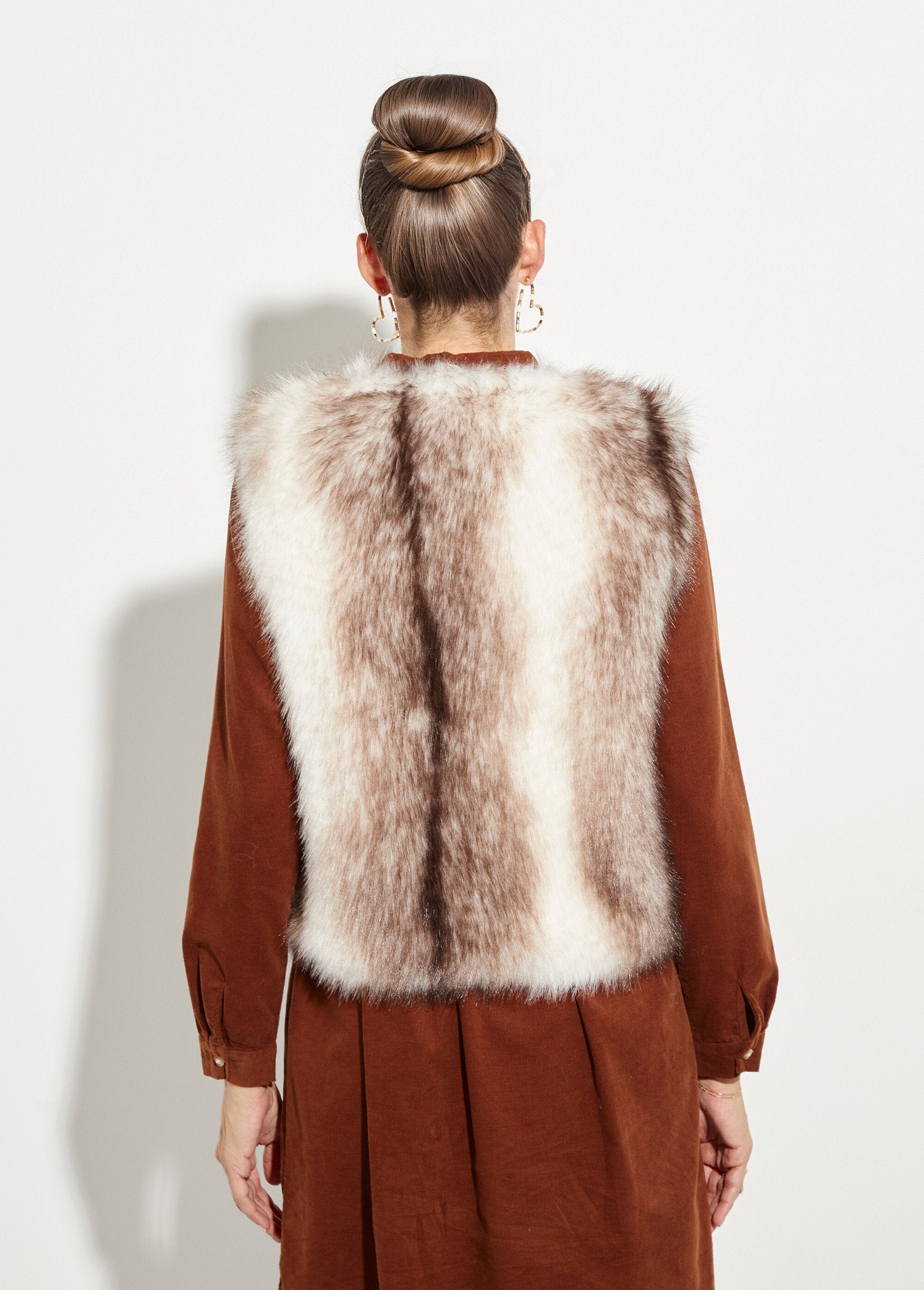 Sleeveless_faux_fur_vest_Beige_DO1_slim