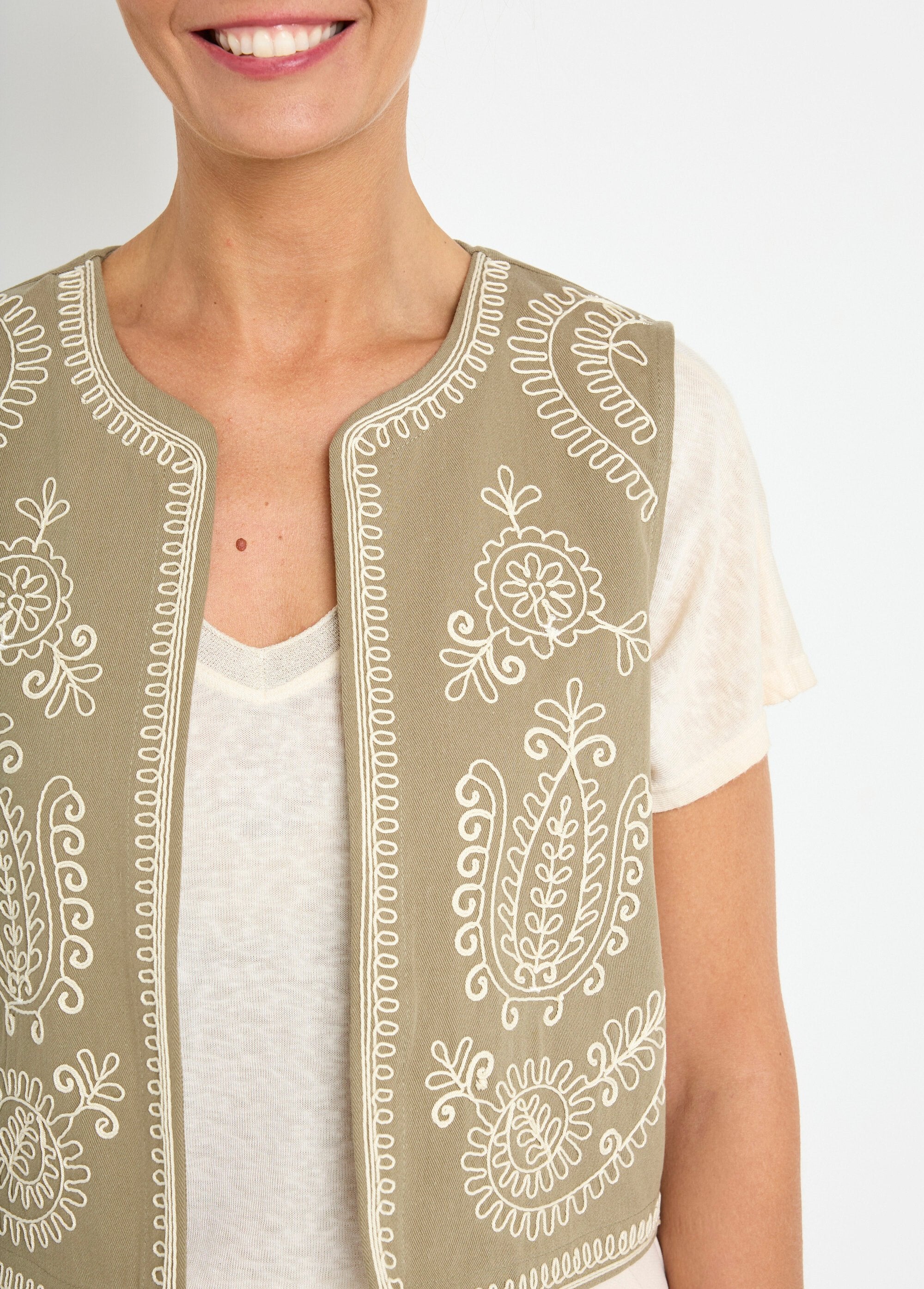 Scandinavian_style_embroidered_sleeveless_vest_Khaki_DE1_slim