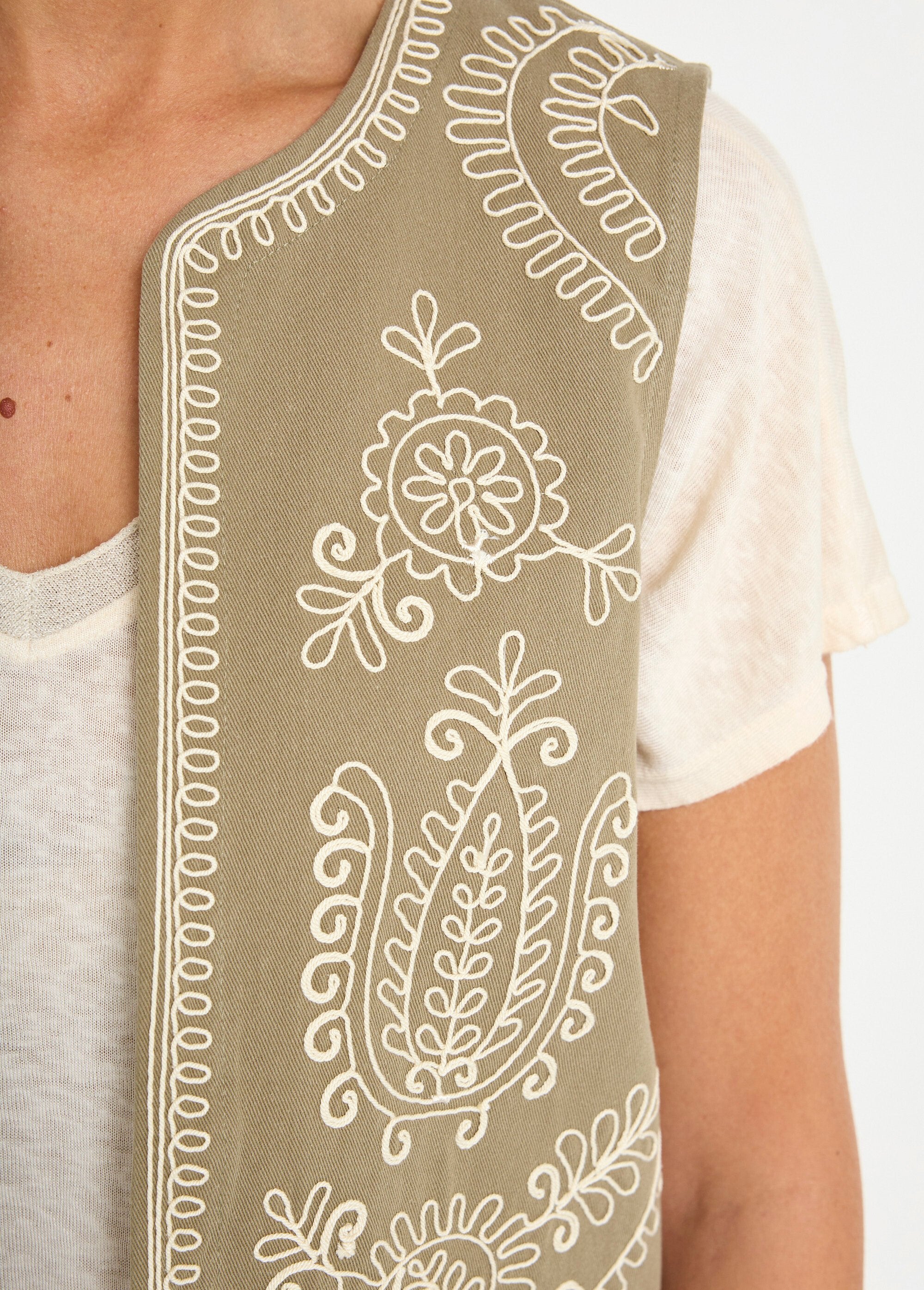 Scandinavian_style_embroidered_sleeveless_vest_Khaki_DE2_slim