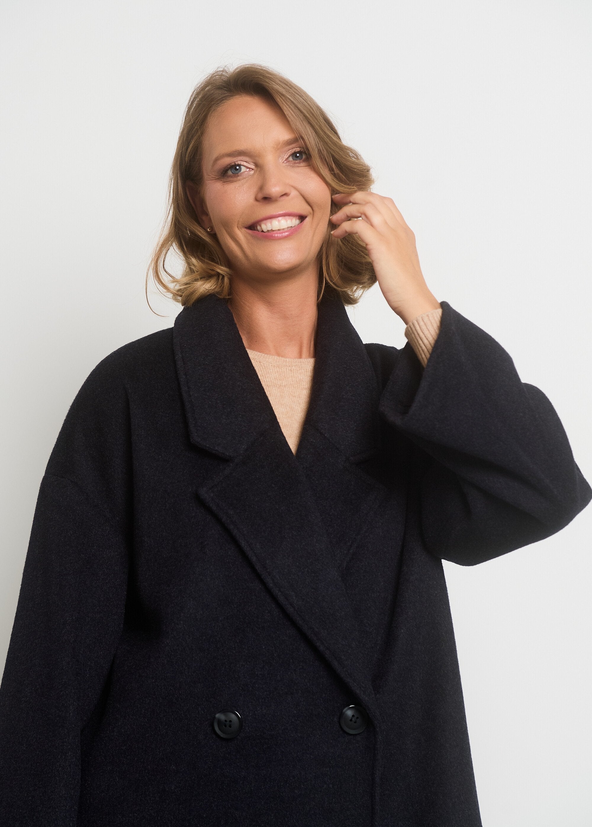 Warm_coat_with_flared_sleeves_Coal_DE2_slim