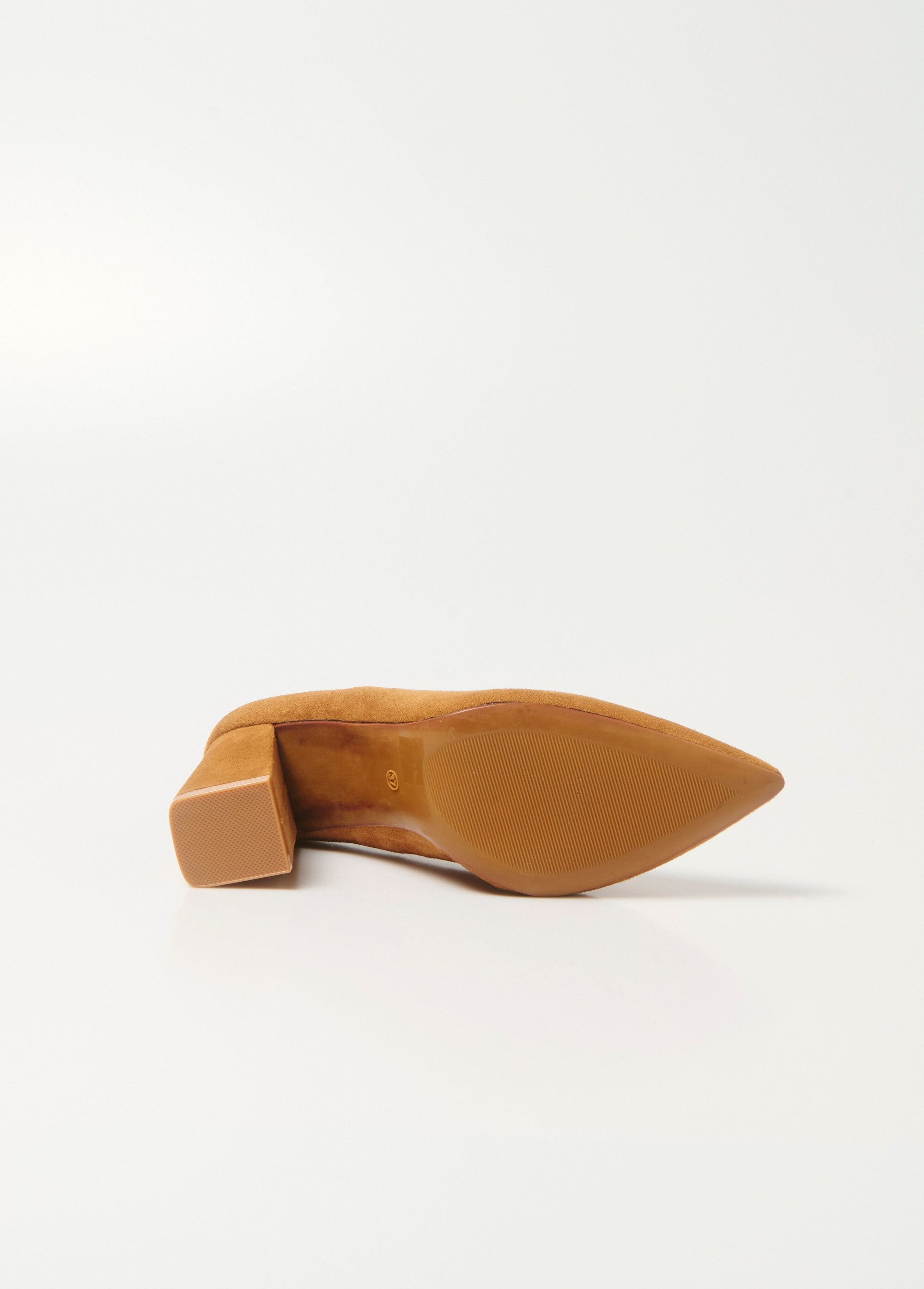 High_heel_pump_with_wide_suede_finish_camel_UN1_slim