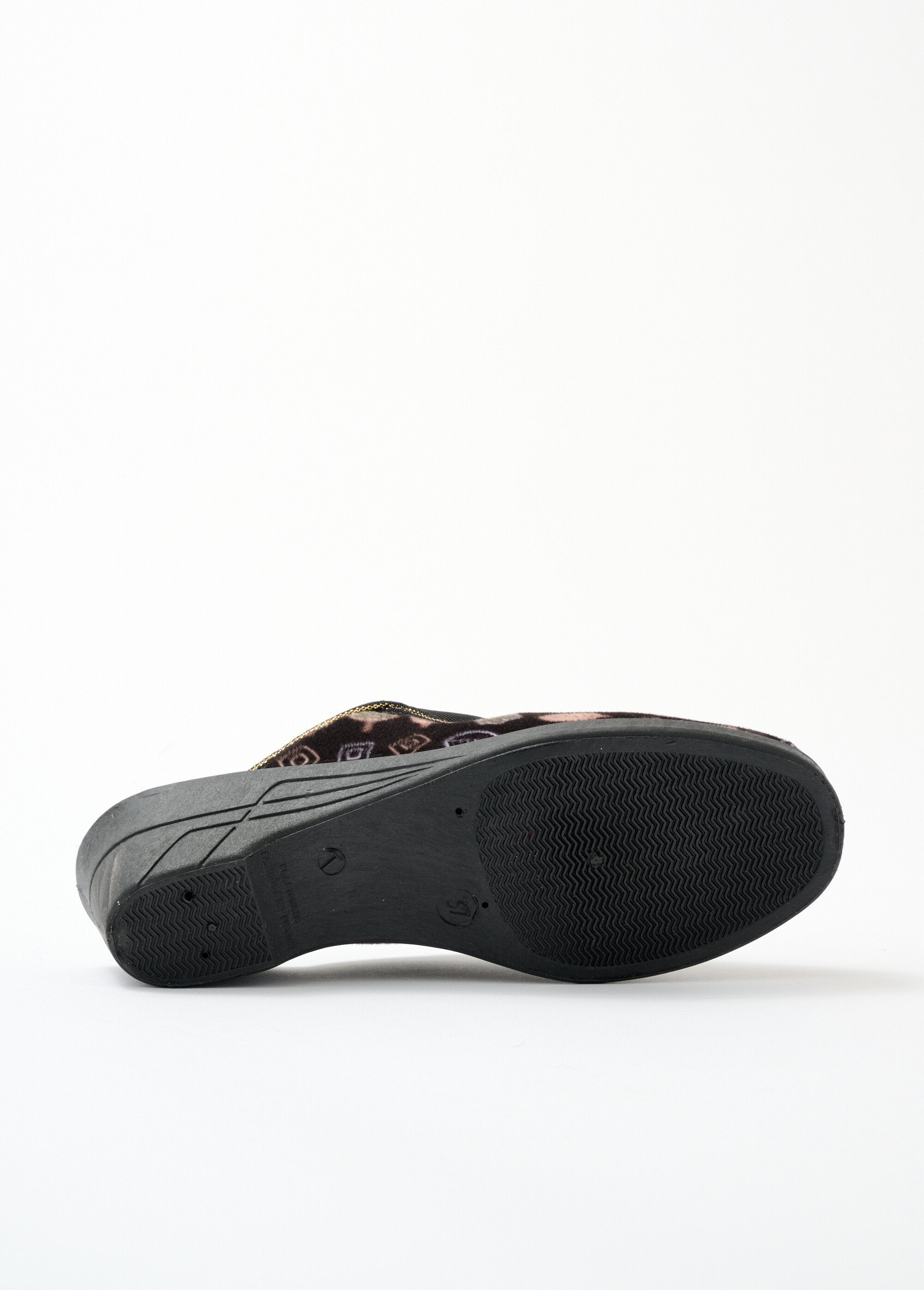 Comfort_width_heeled_mule_slippers_Black_print_UN1_slim