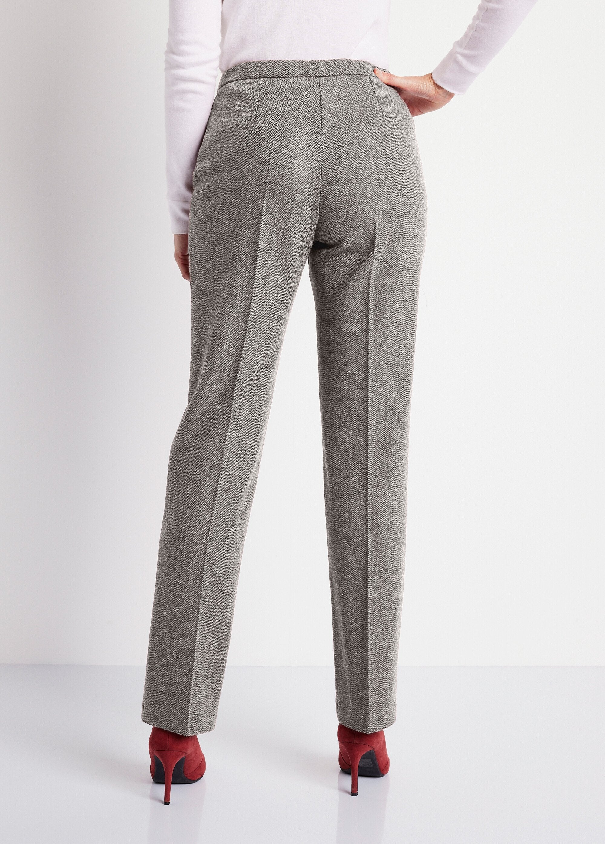 Straight_herringbone_or_heather_pants_with_70_cm_inseam_Gray_chevrons_DO1_slim