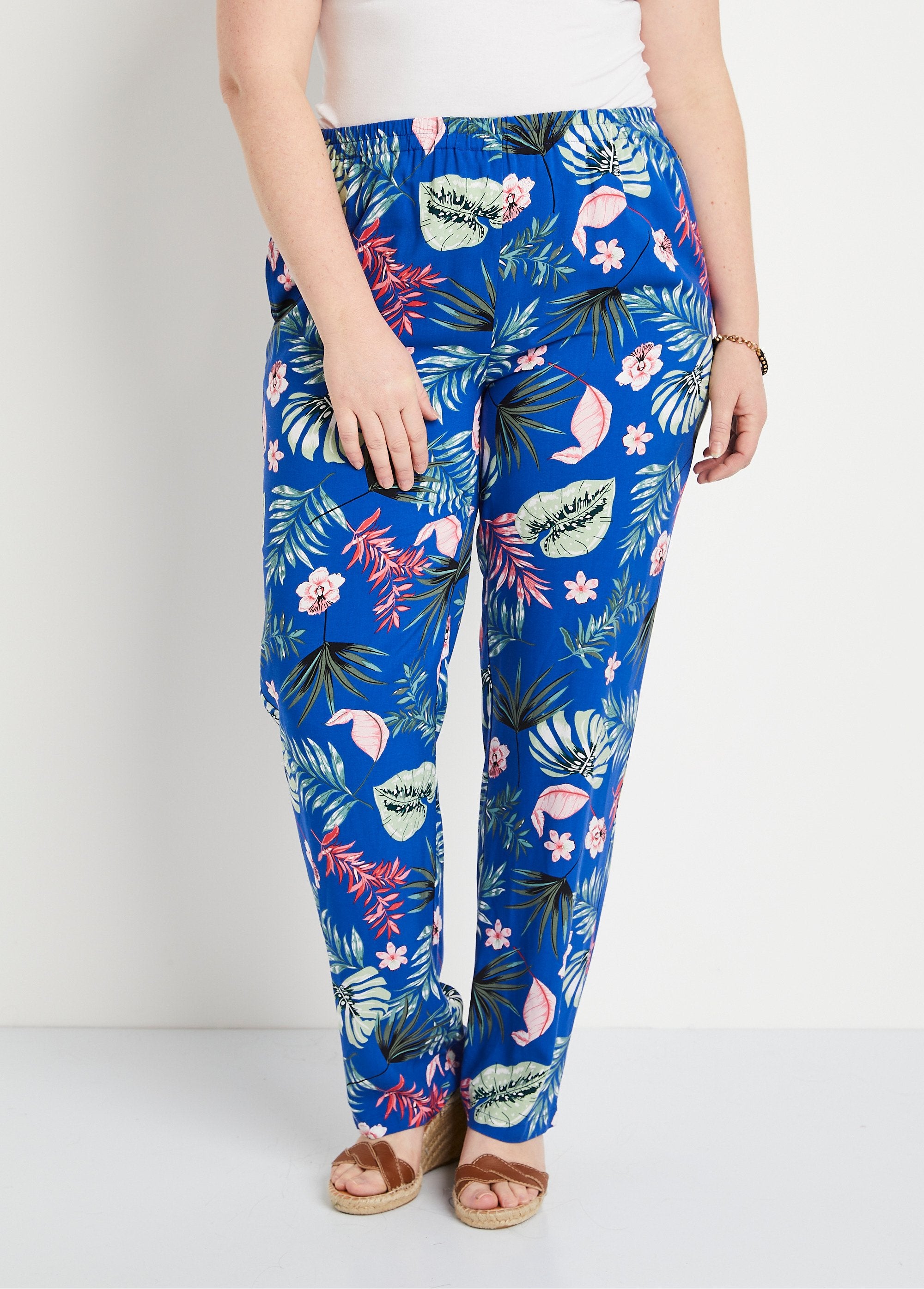 Elasticated_waist_printed_pants_Royal_blue_background_FA1_curvy