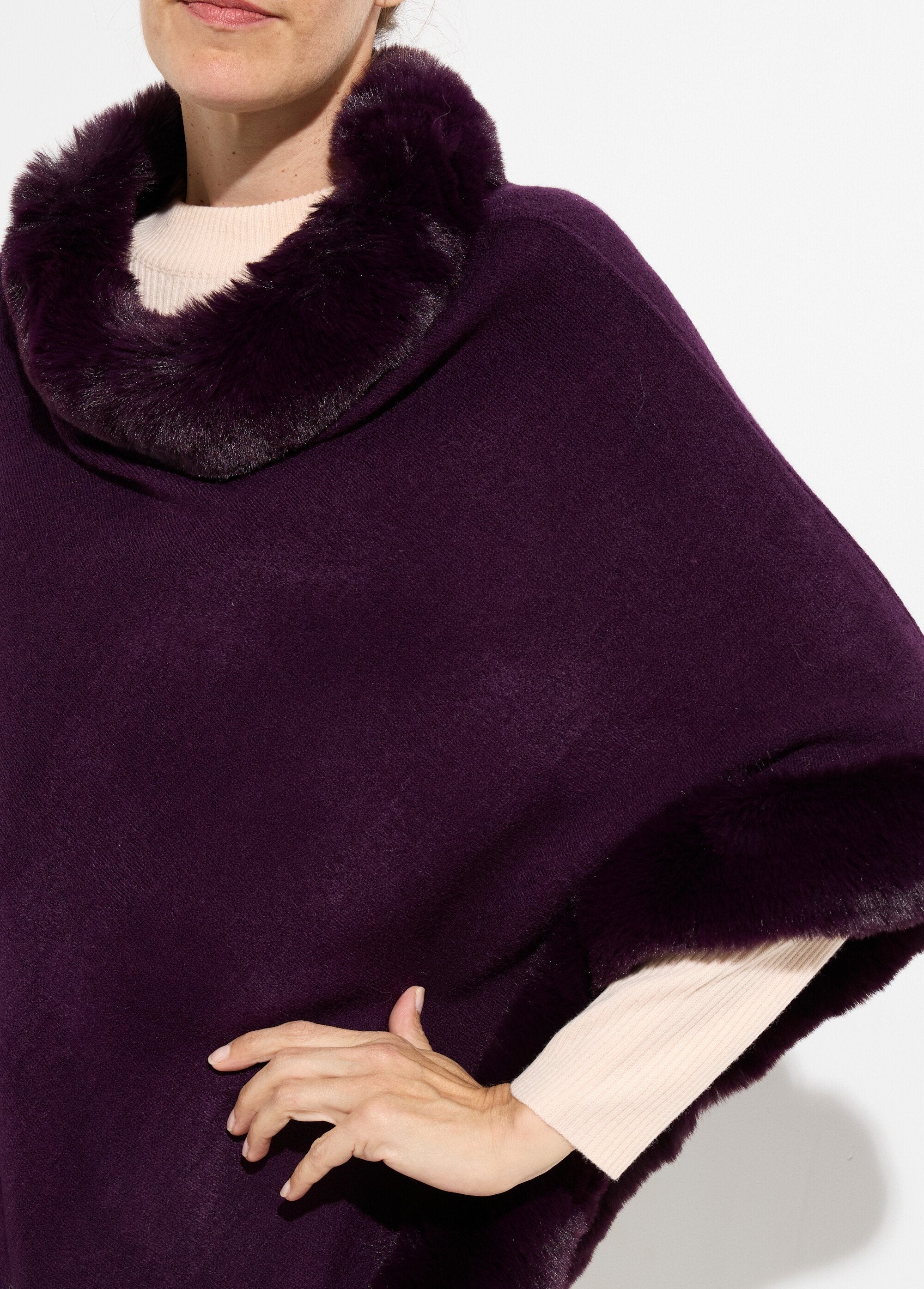 Cape_sweater,_tone-on-tone_fur_trim_Plum_DE1_slim