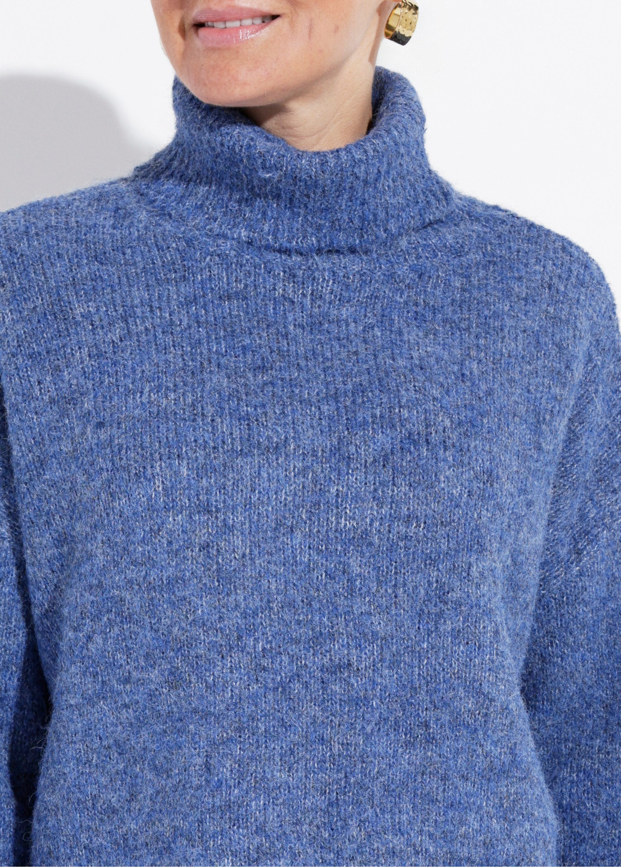 Chunky_knit_turtleneck_sweater_Blue_jeans_DE1_slim