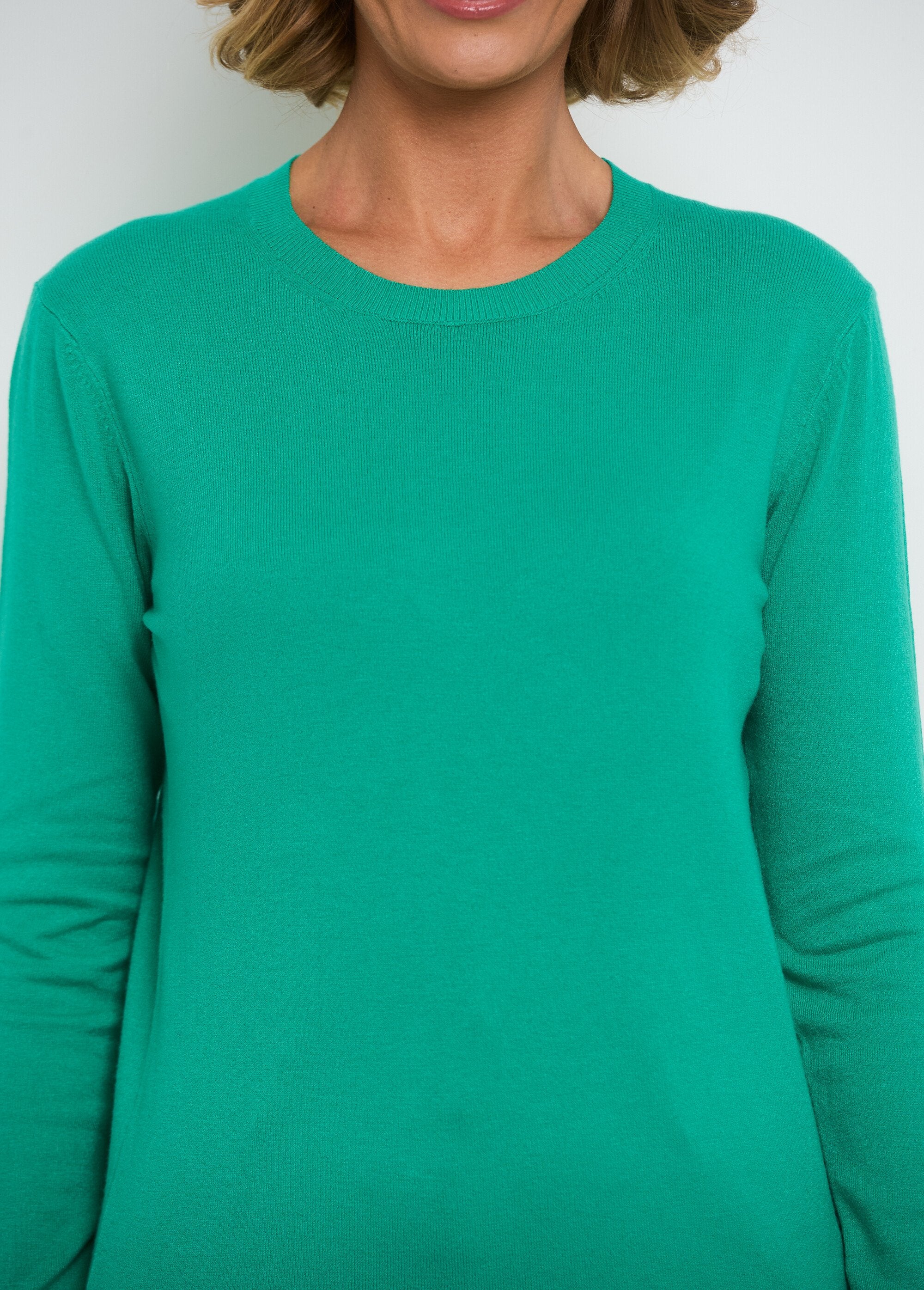 Fine_gauge_long-sleeved_knit_sweater_Green_DE1_slim