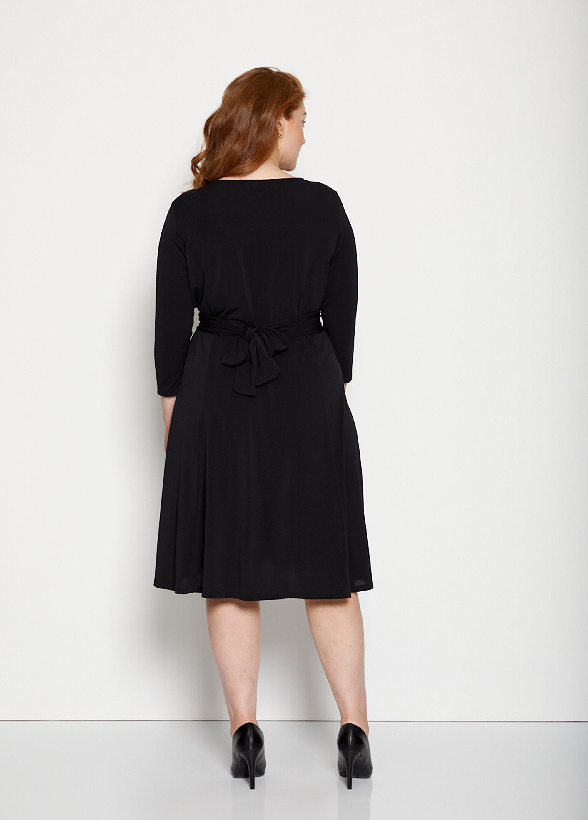 Robe_courte_cache-coeur_en_maille_Uni_noir_DO1_curvy