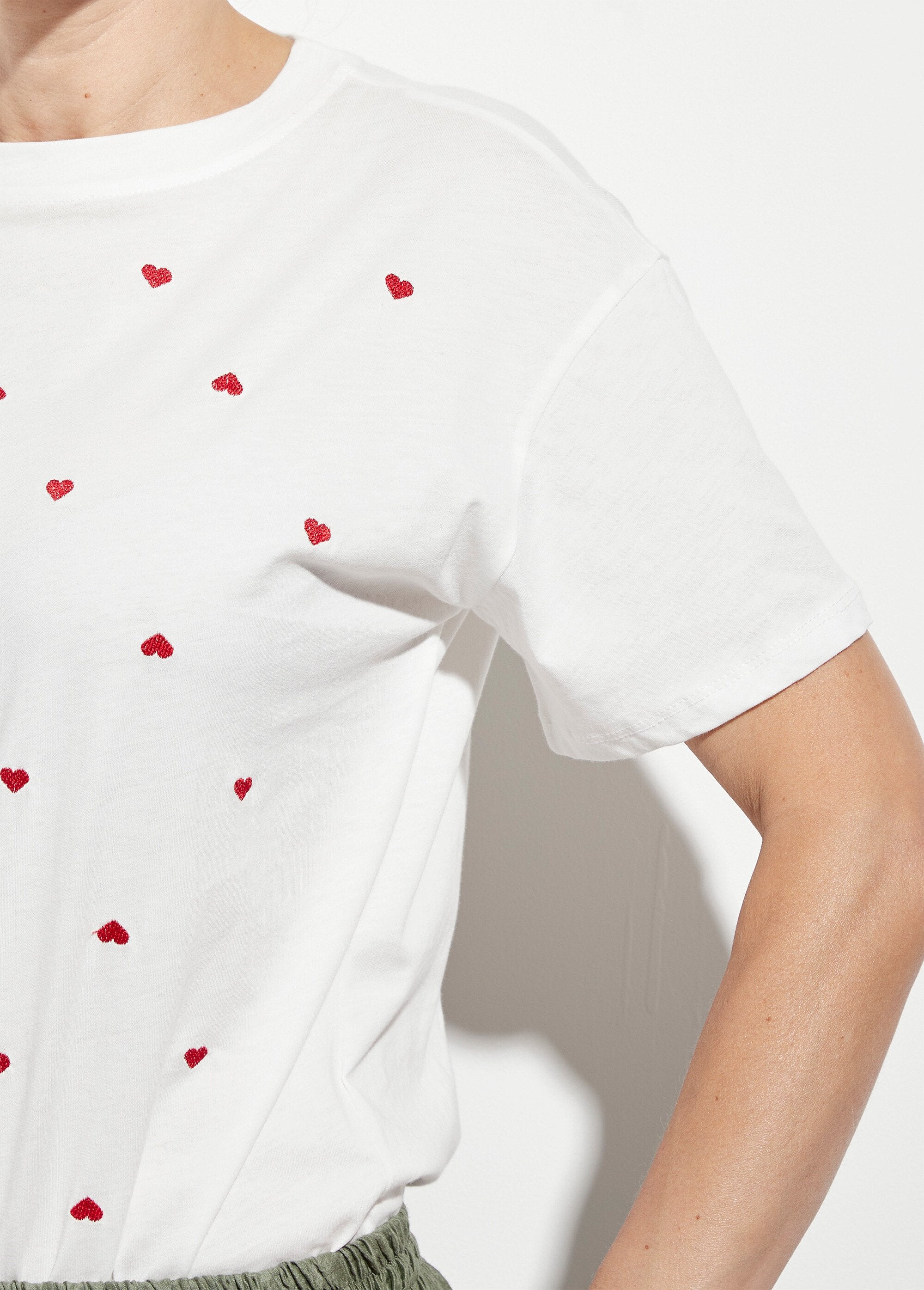 Round_neck_T-shirt_with_small_embroidered_hearts_White_DE1_slim