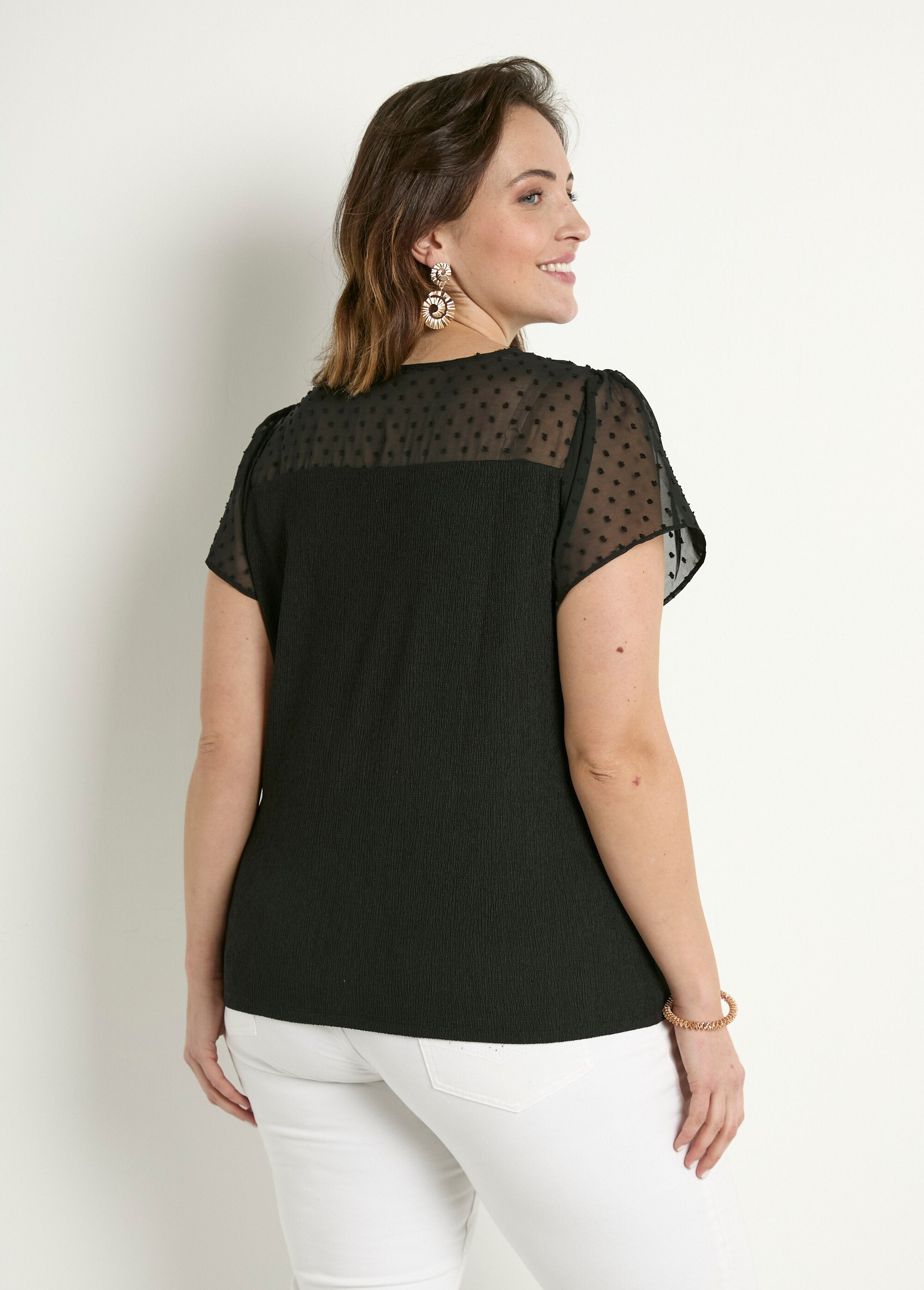 Short-sleeved_V-neck_polka_dot_t-shirt_Black_DO1_curvy
