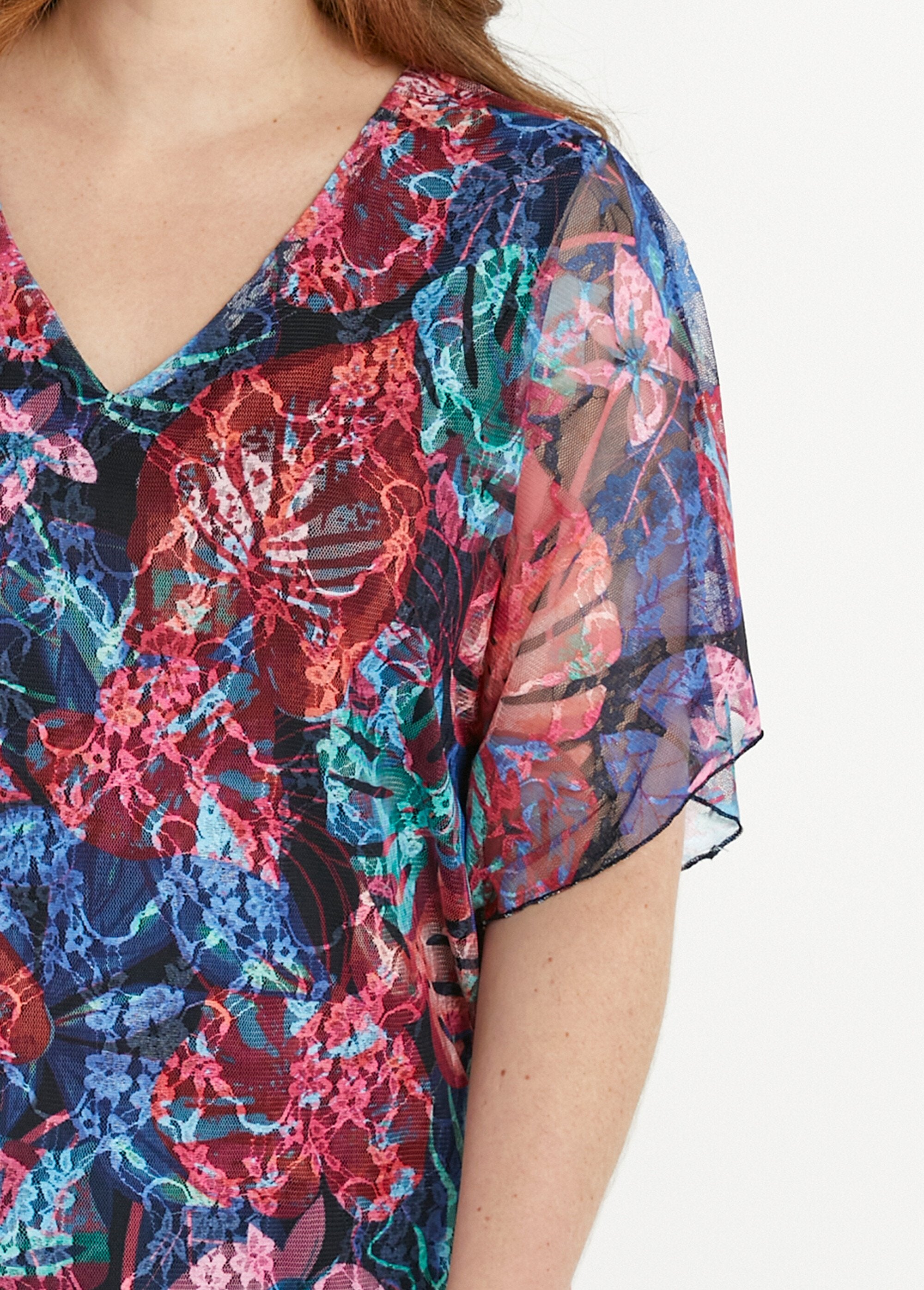 Short_V-neck_T-shirt_with_printed_lace_Multicolor_DE1_curvy