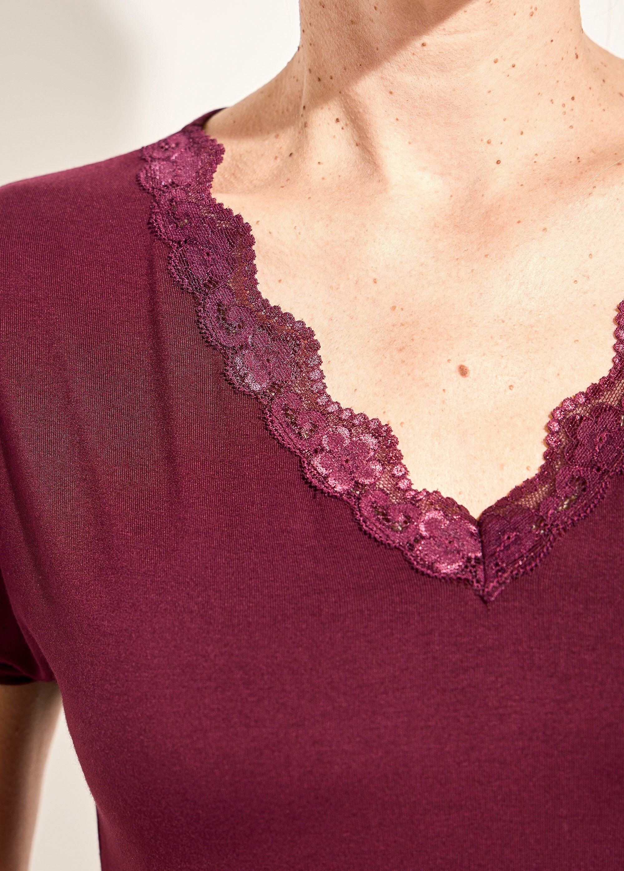 Short_stretch_lace_t-shirt_Plum_DE1_slim
