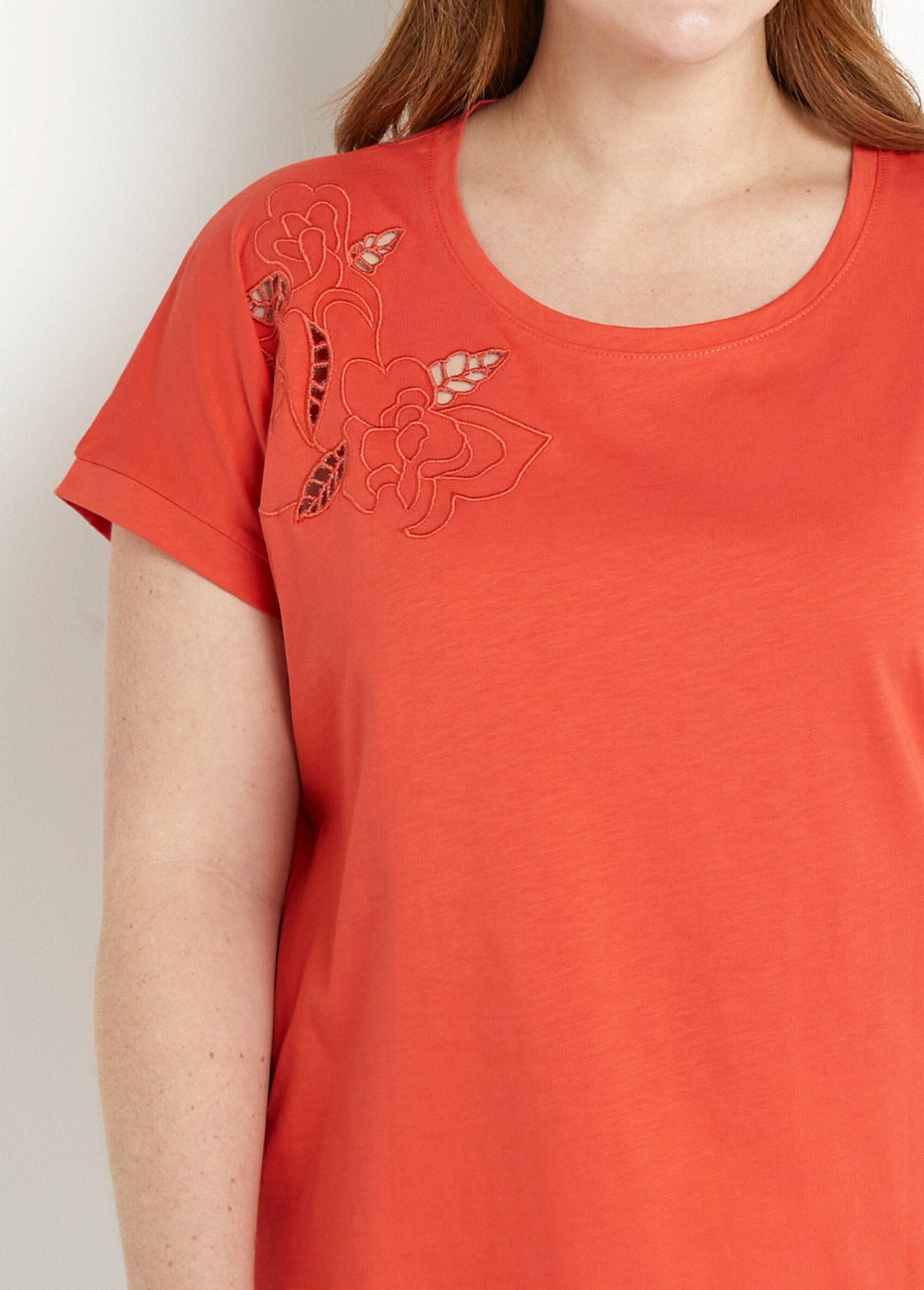 Plain_short_sleeve_openwork_embroidered_t-shirt_Capucine_DE1_curvy