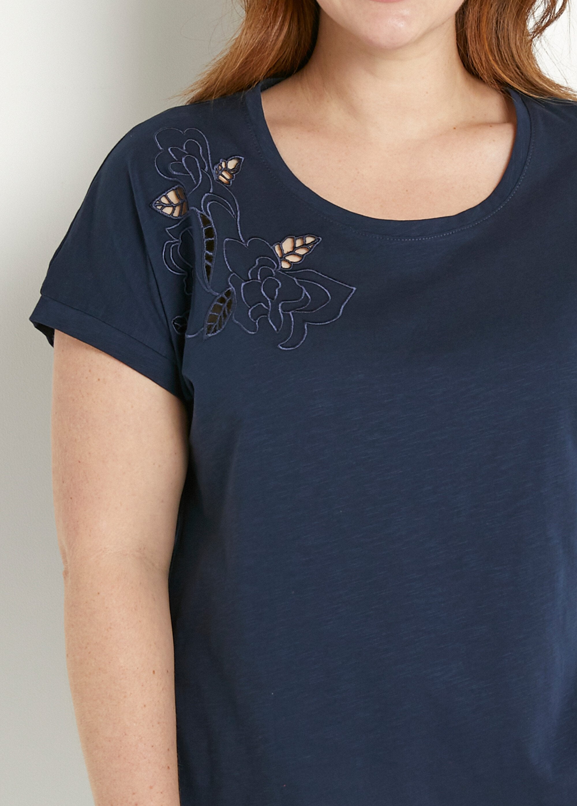 Plain_short_sleeve_openwork_embroidered_t-shirt_Marine_DE1_curvy