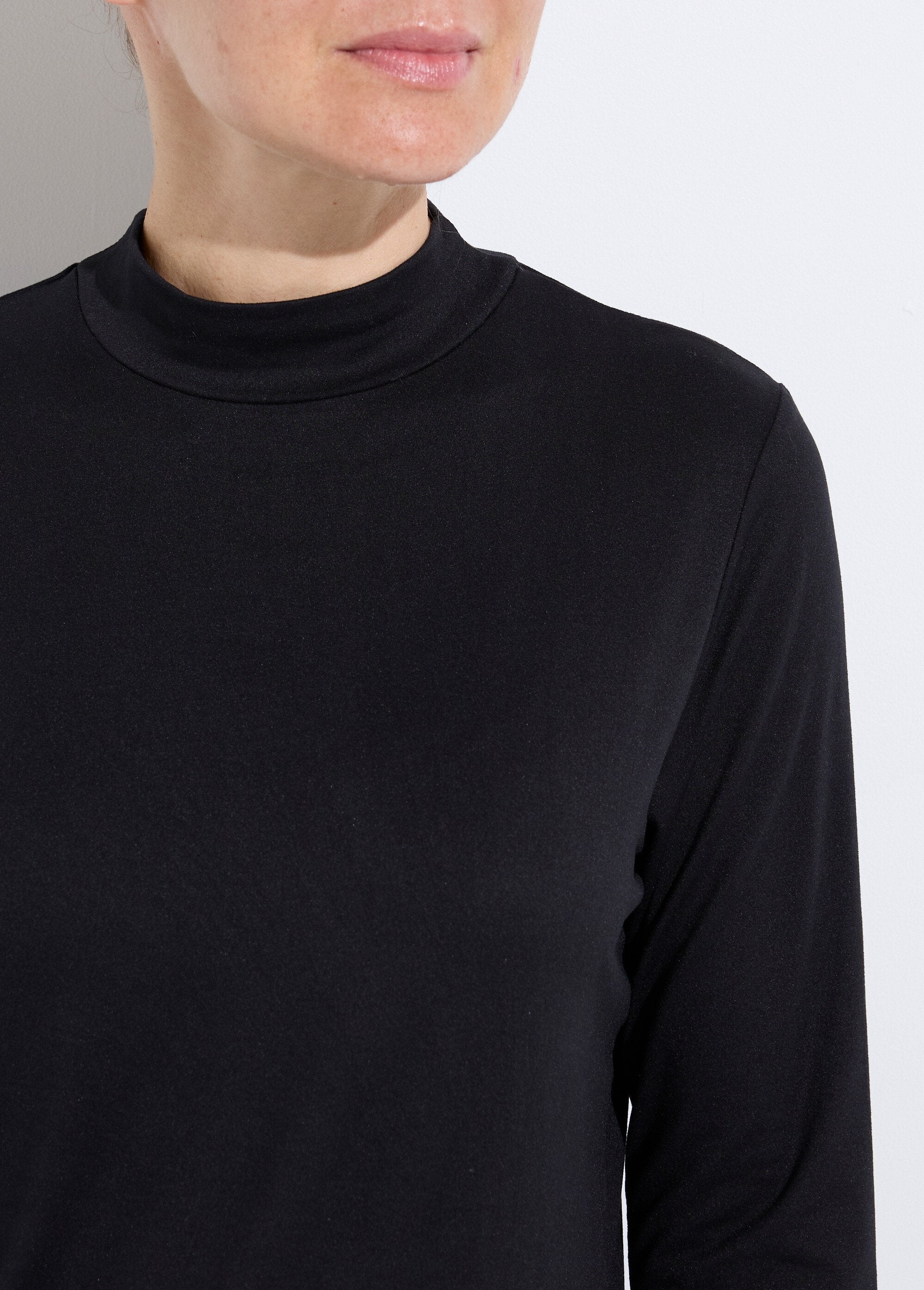 Soft,_long-sleeved,_high-neck_T-shirt_Black_DE1_slim