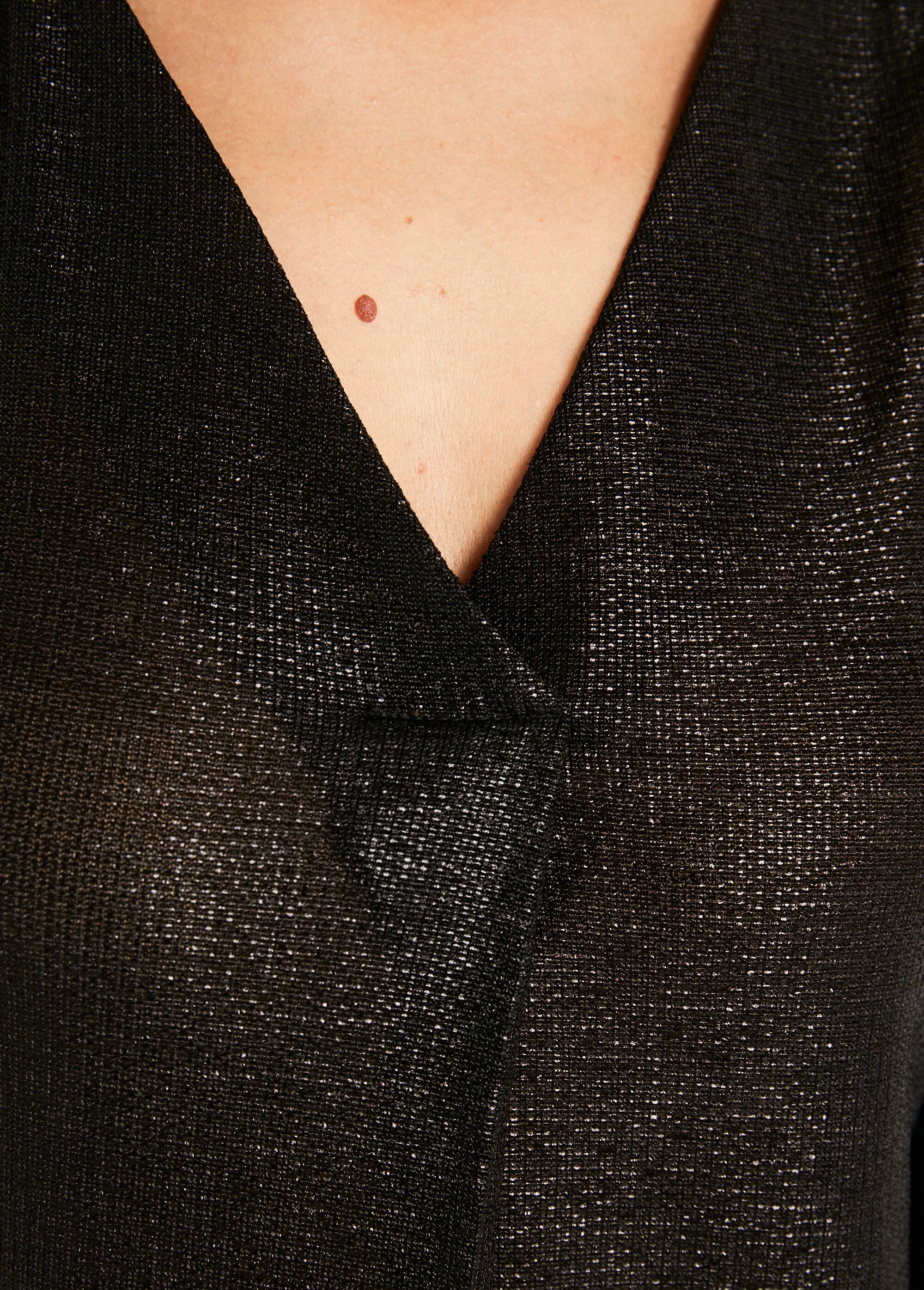 Mid-length_loose_shiny_knit_V-neck_t-shirt_Black_DE2_slim