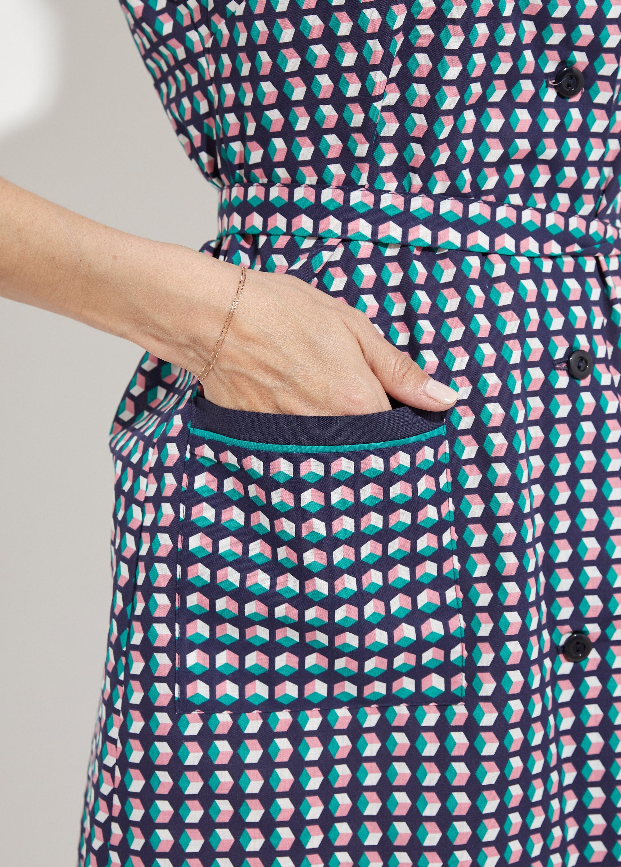 Sleeveless_button-down_apron_with_graphic_print_Green_DE2_slim