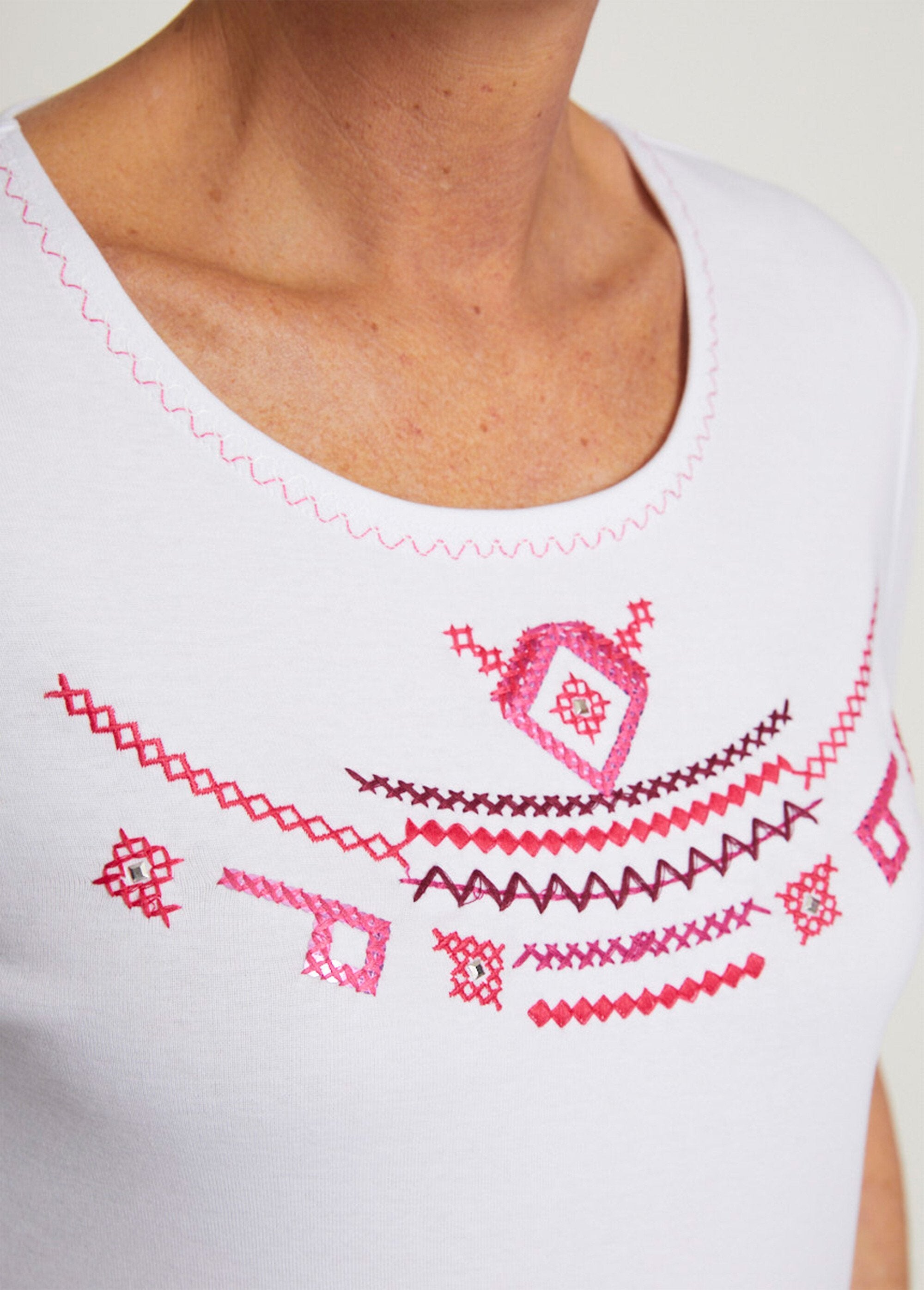 Embroidered_pure_combed_cotton_jersey_T-shirt_White_and_raspberry_DE1_slim