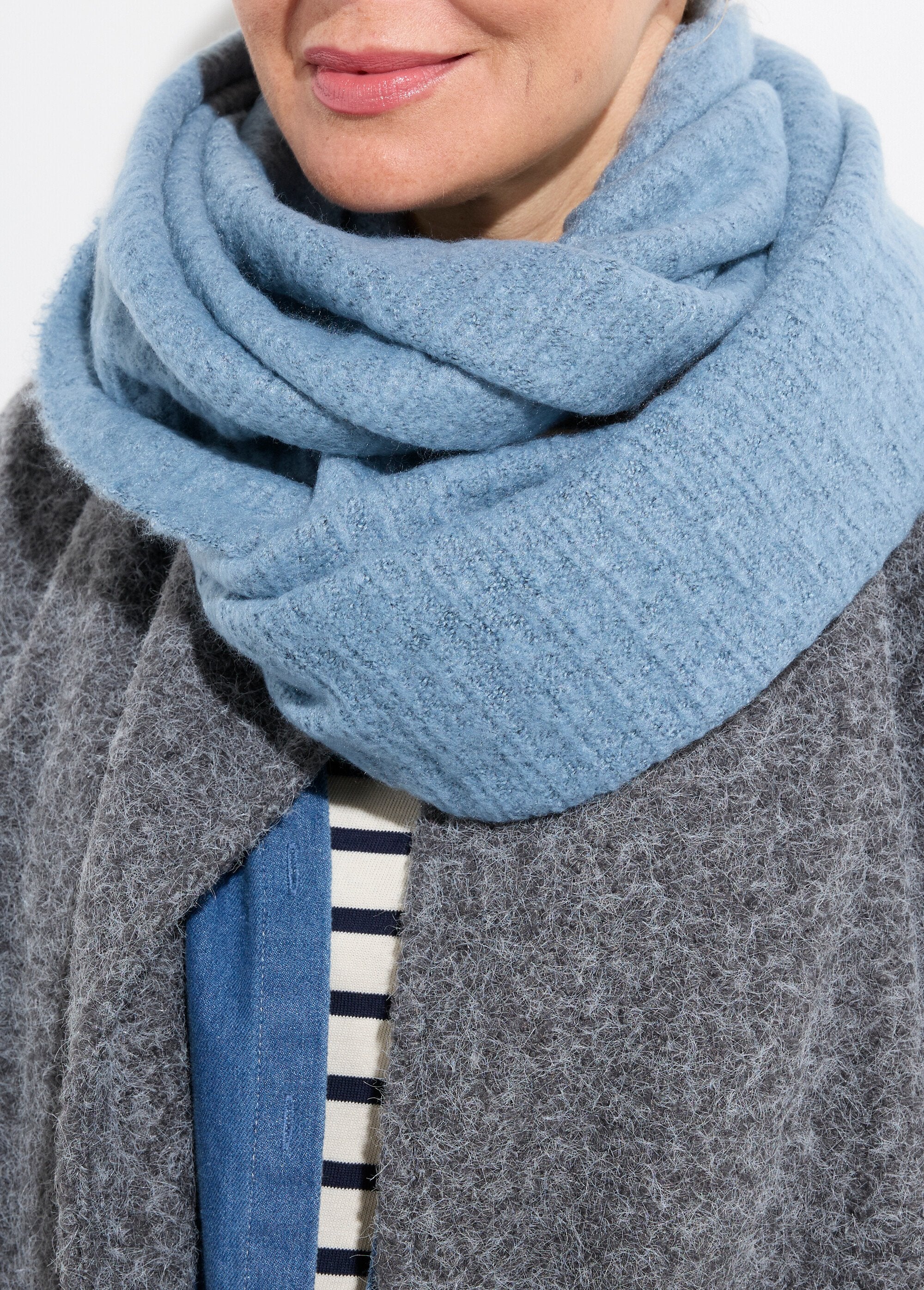 Snood_neck_warmer_in_fluffy_knit_Blue_DE1_slim