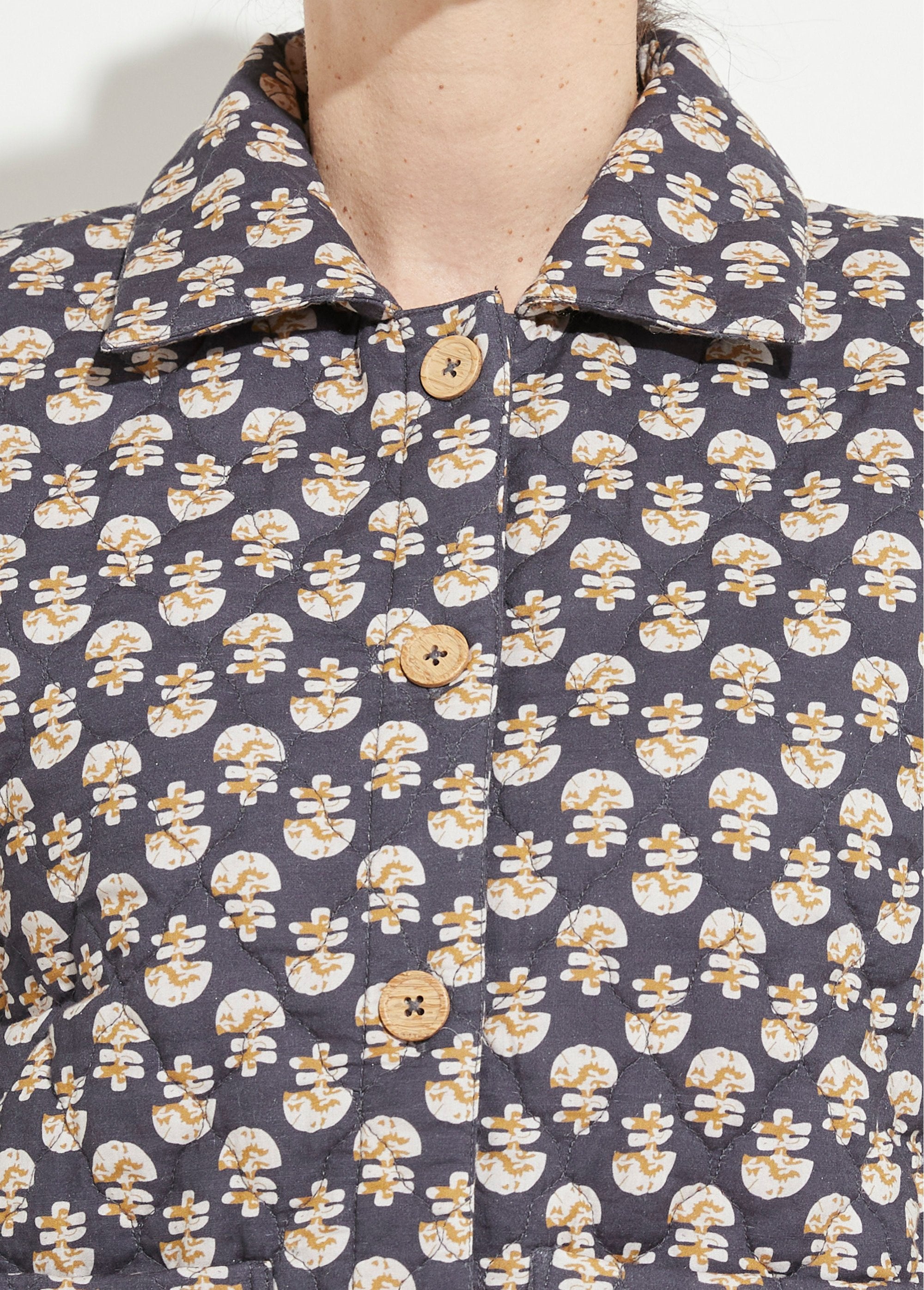 Printed_quilted_button-down_jacket_Gray_DE1_slim