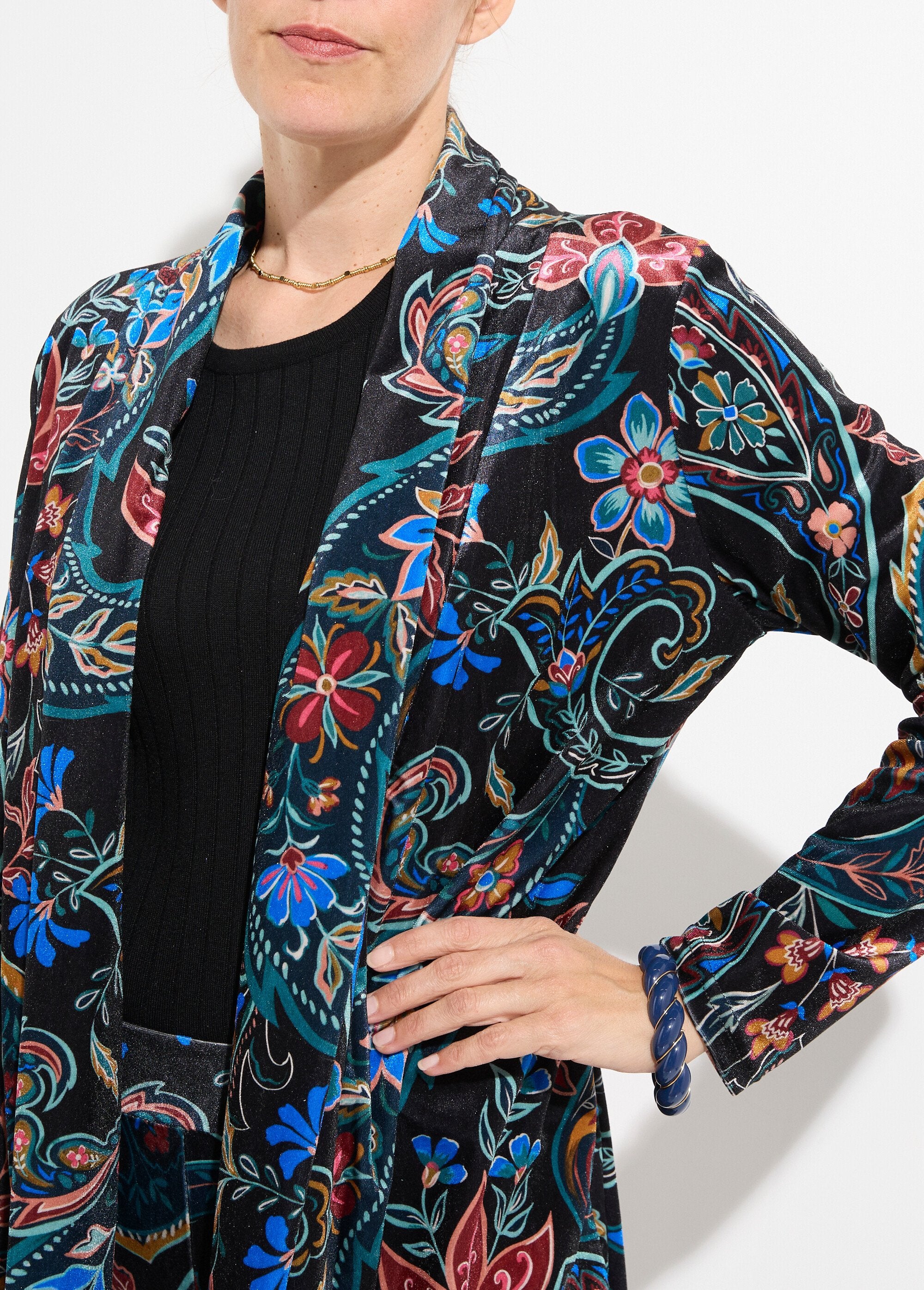 Velvet_jacket,_cashmere_print_Black_prints_DE1_slim