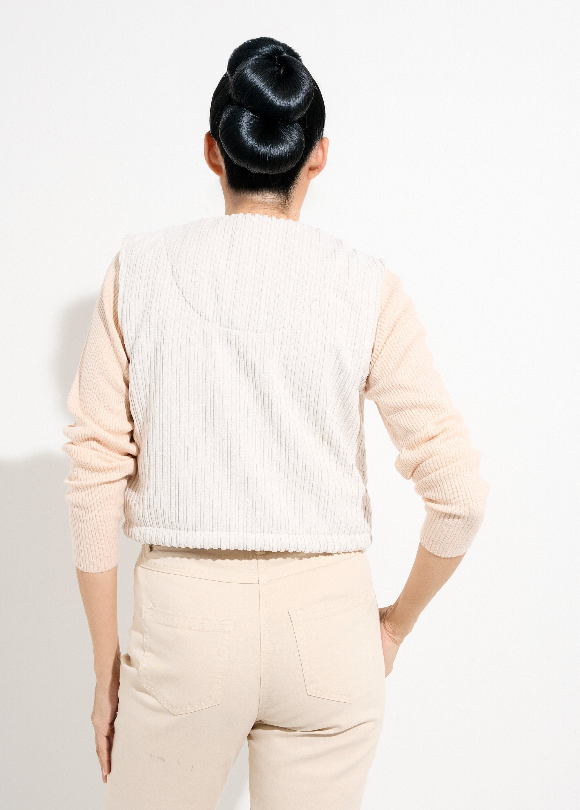 Sleeveless_V-neck_zipped_velvet_jacket_Ecru_DO1_slim