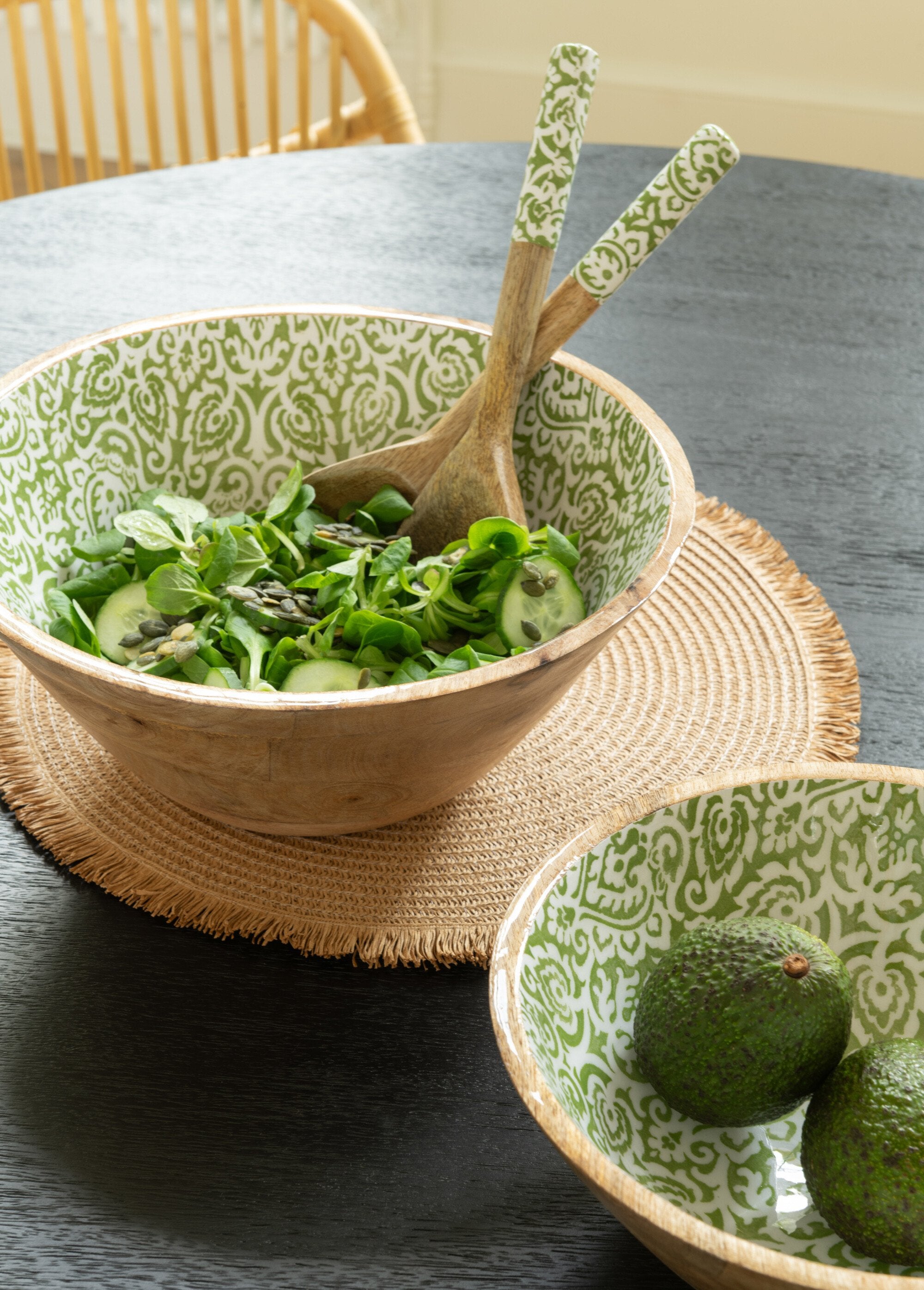 2_wooden_arabesque_salad_servers_Beige_and_green_DE1_slim