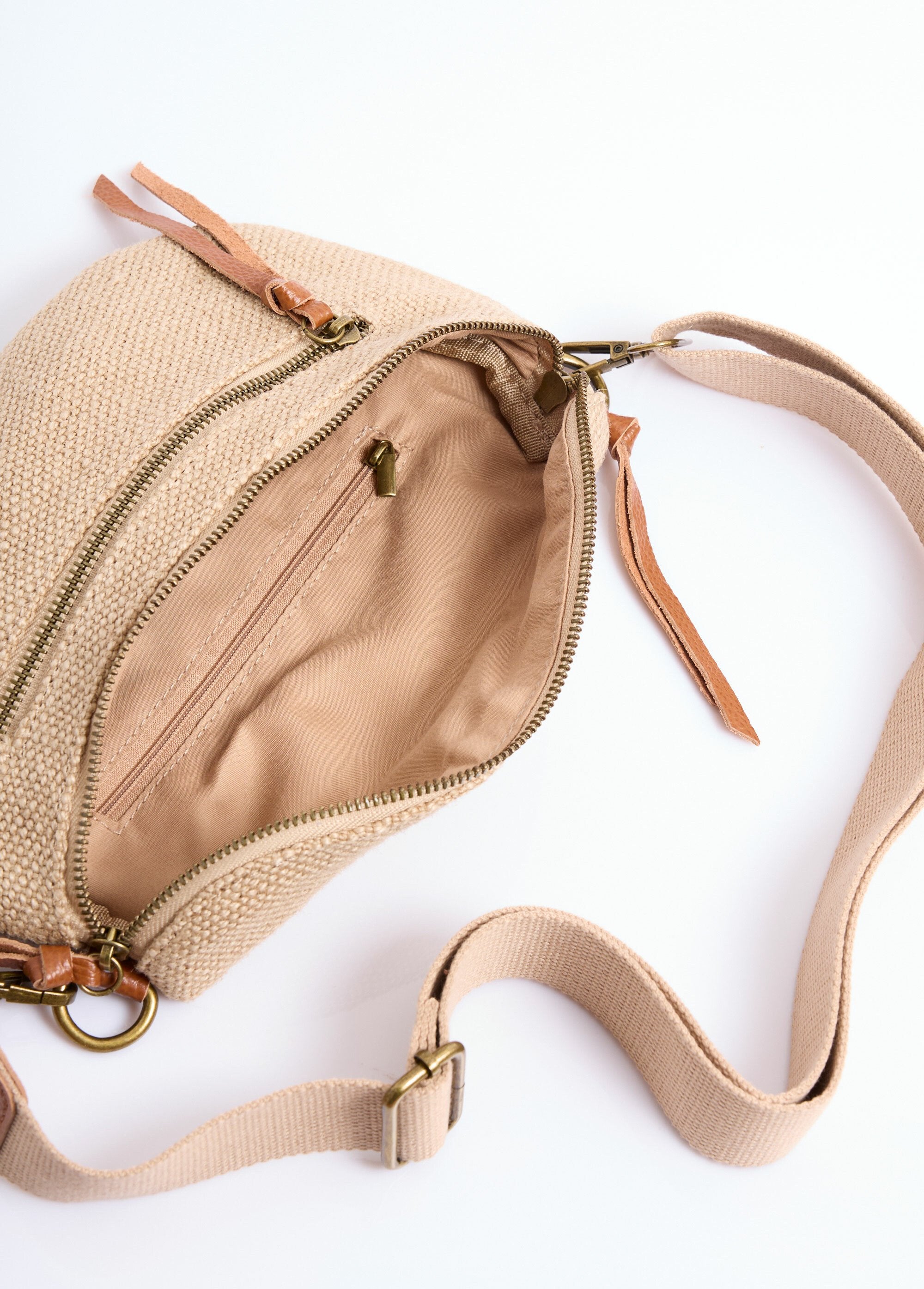 Jute_canvas_fanny_pack_with_leather_details_Beige_DE1_slim