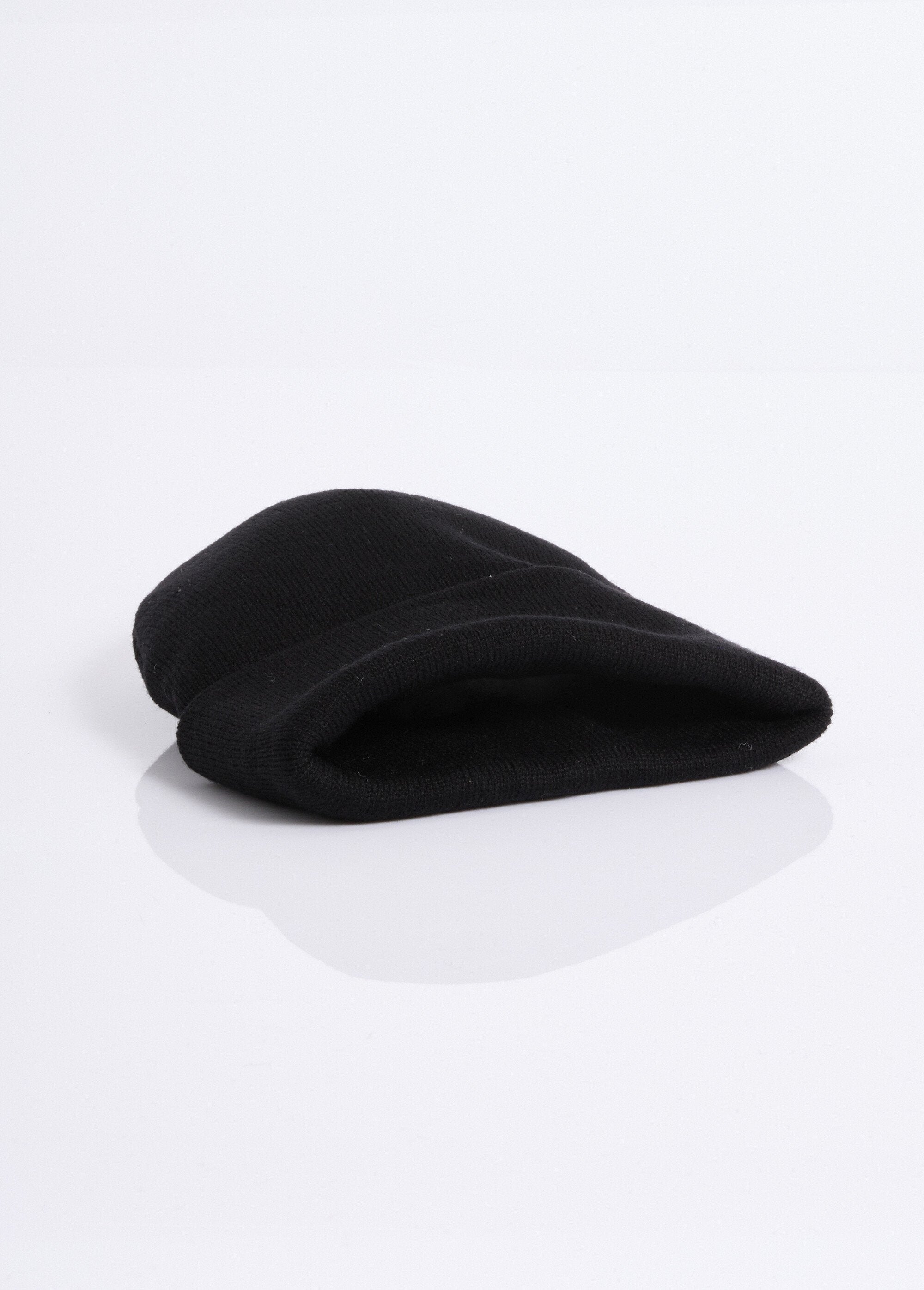 Fine_knit_hat_with_cuffs_Black_DE1_slim