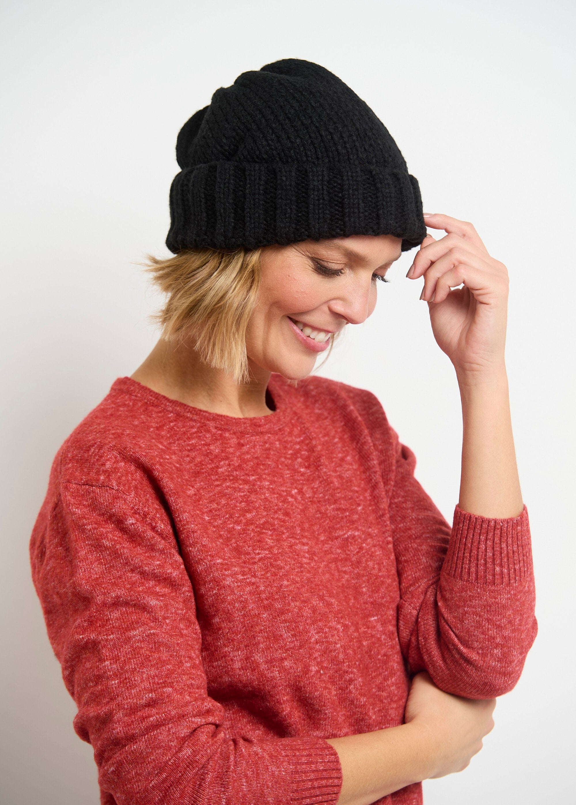 Thick_knit_hat_with_cuff_Black_DE2_slim