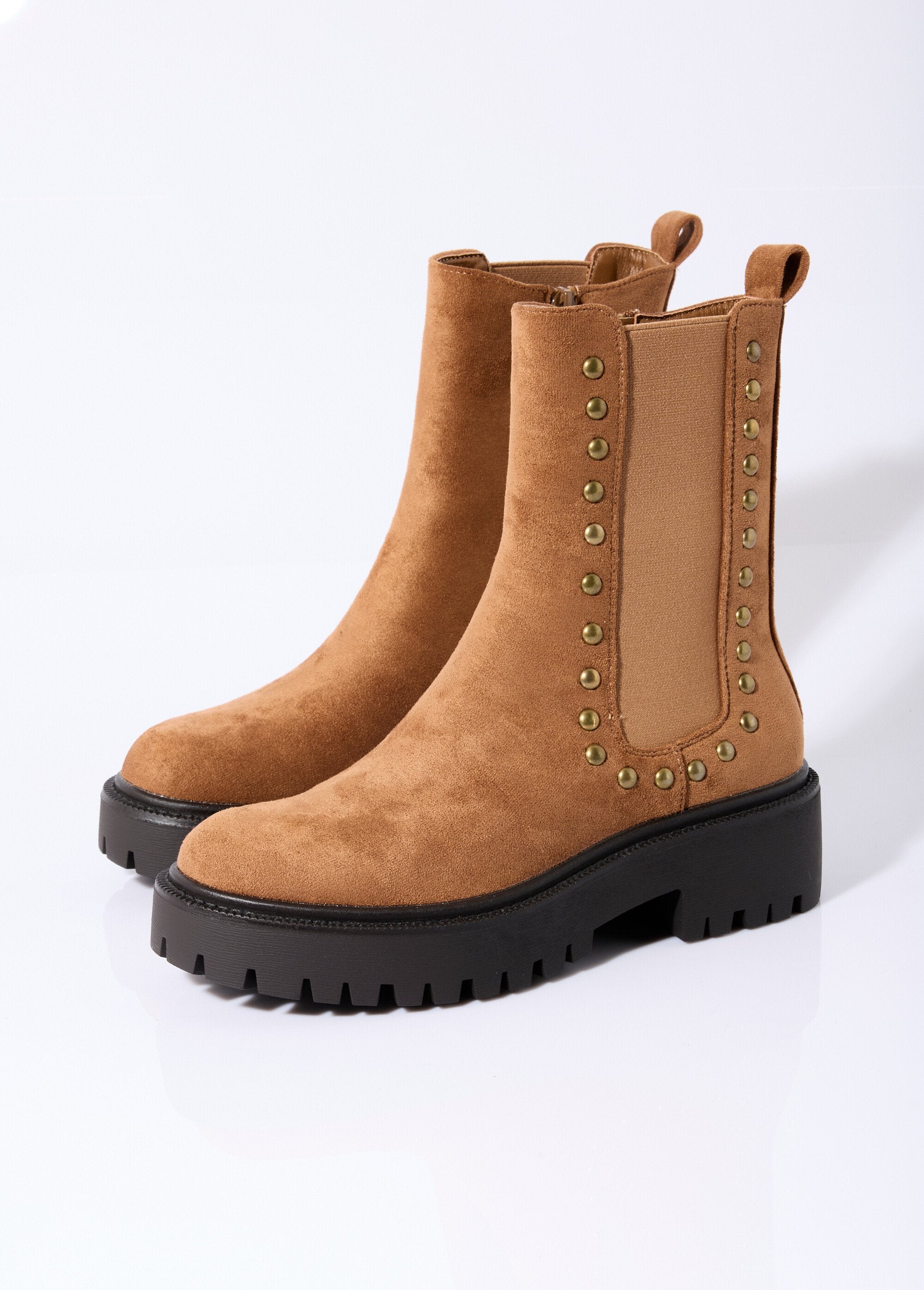 Suede_Chelsea_boots_with_metal_studs_camel_DE1_slim