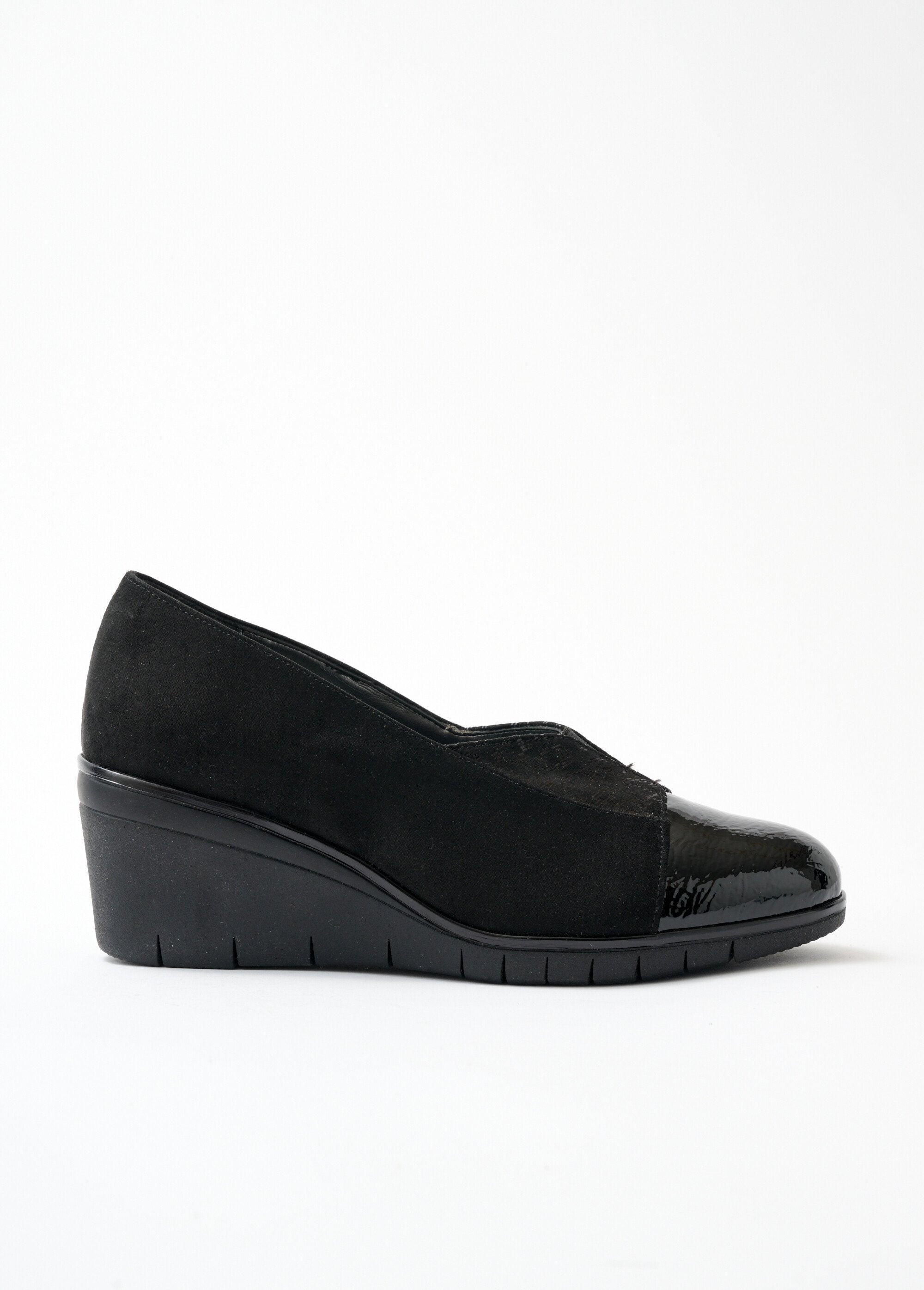 Comfort_width_wedge_city_shoe_Black_DR1_slim