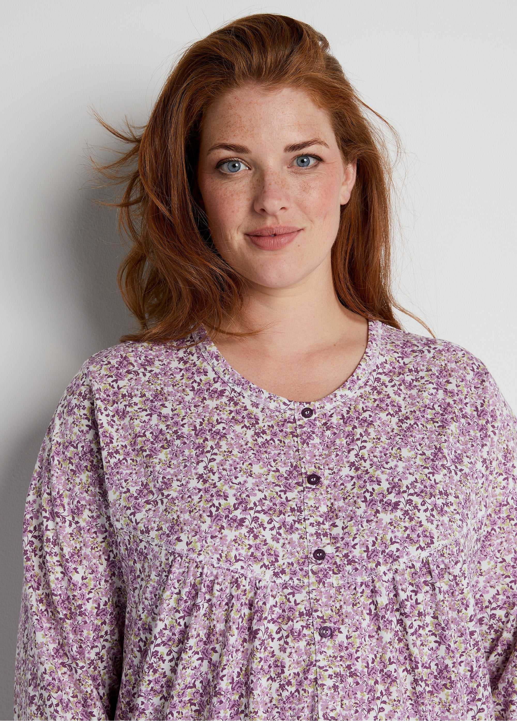 Long_printed_cotton_nightgown_Plum_print_DE1_curvy