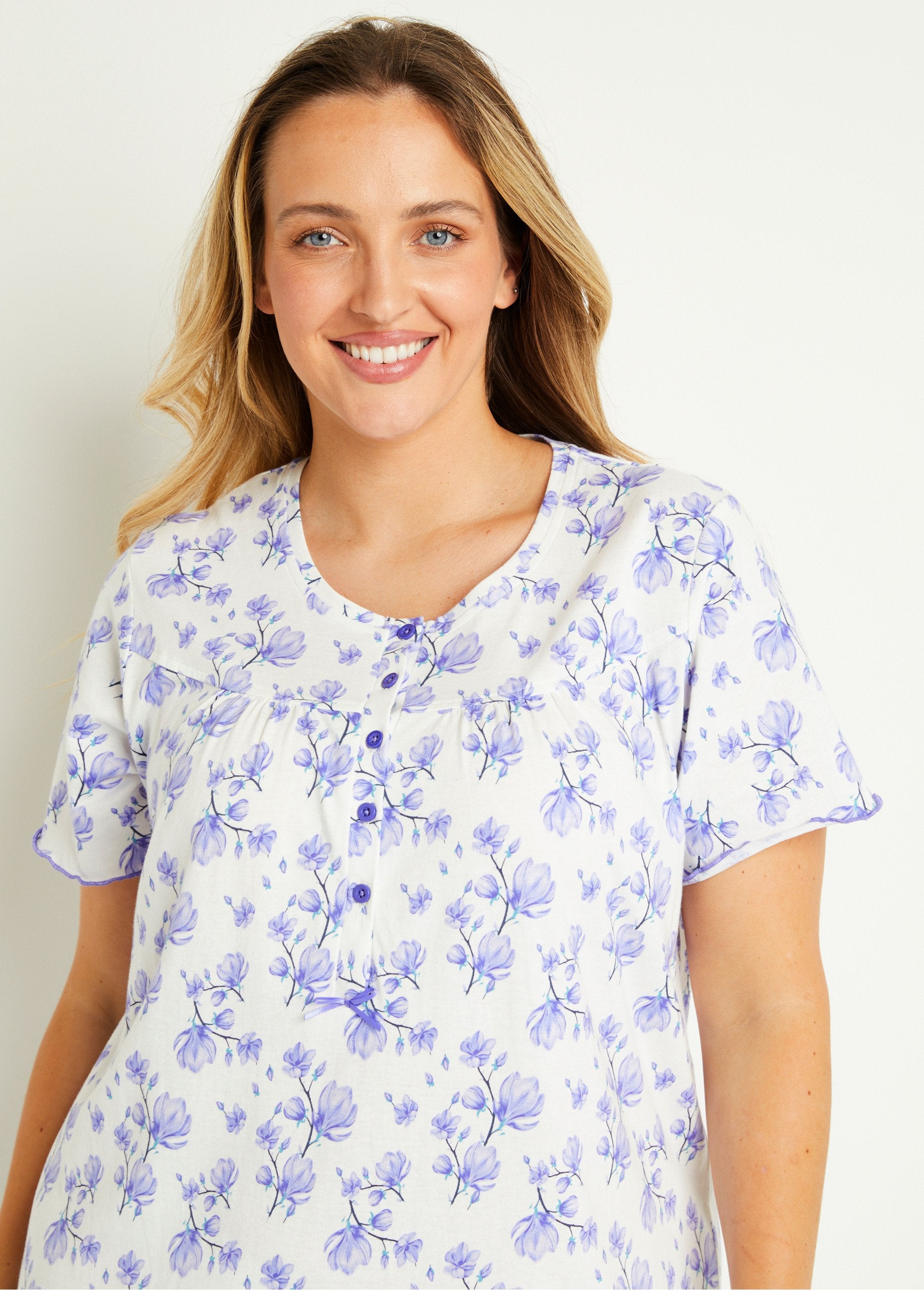 Short-sleeved_floral_nightgown_Forget-me-nots_DE1_curvy