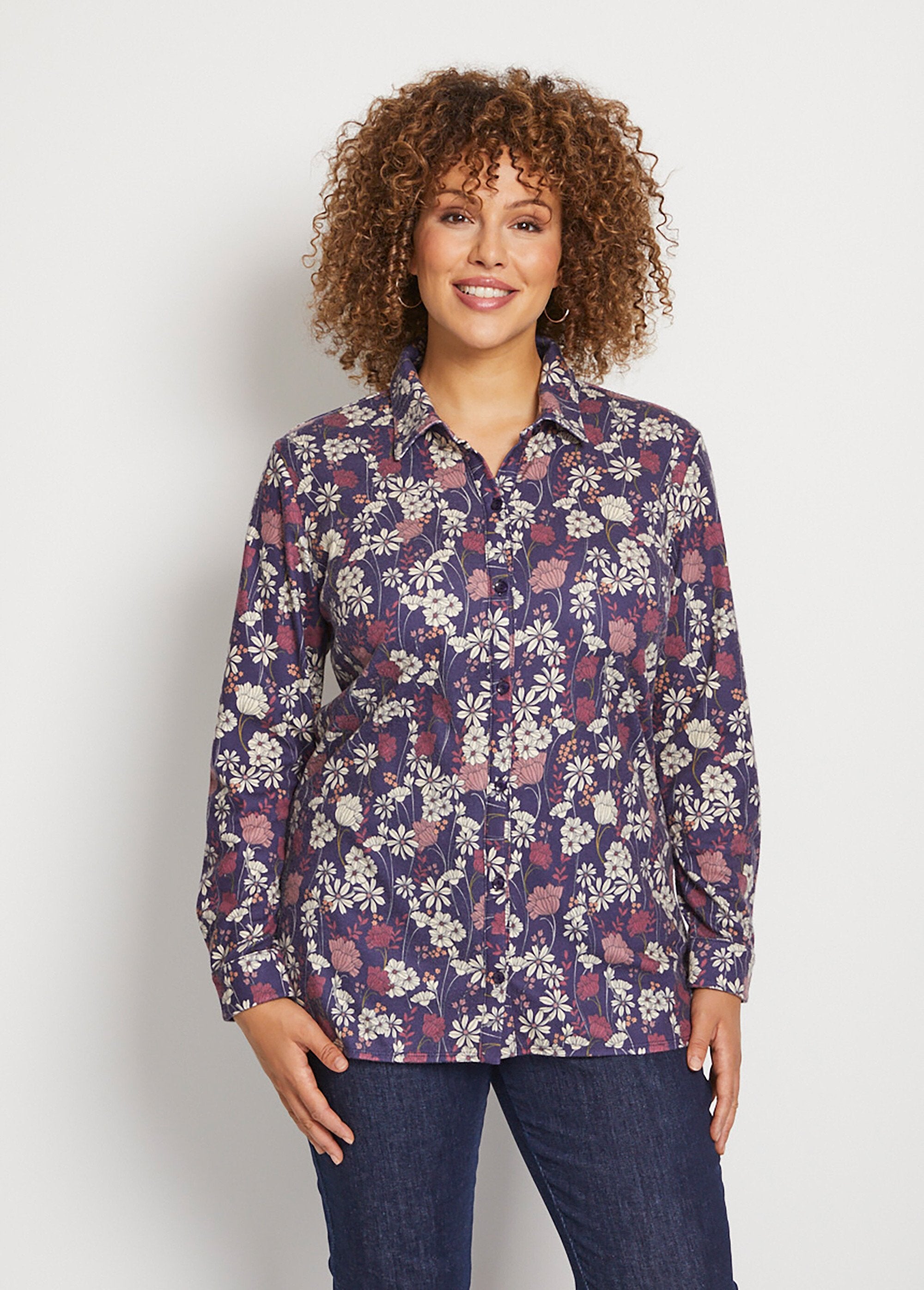 Warm_knit_floral_blouse_Navy_background_FA1_curvy