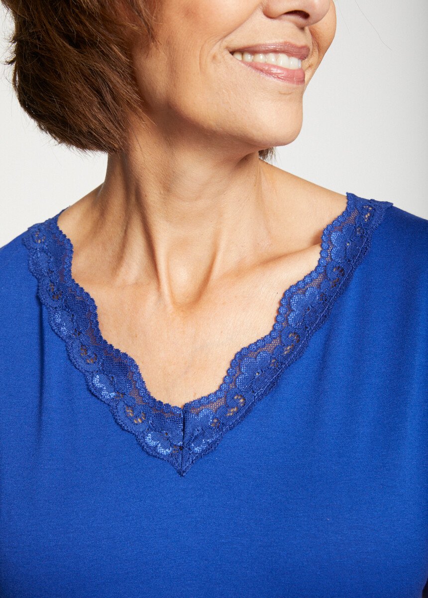 Short_stretch_lace_t-shirt_Blue_DE1_slim