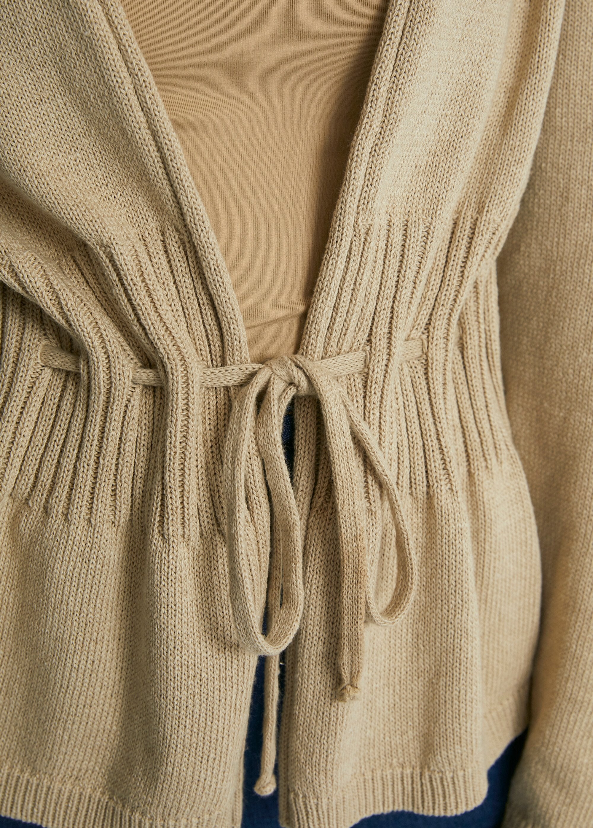 Edge-to-edge_waistcoat_with_tie_String_DE2_slim