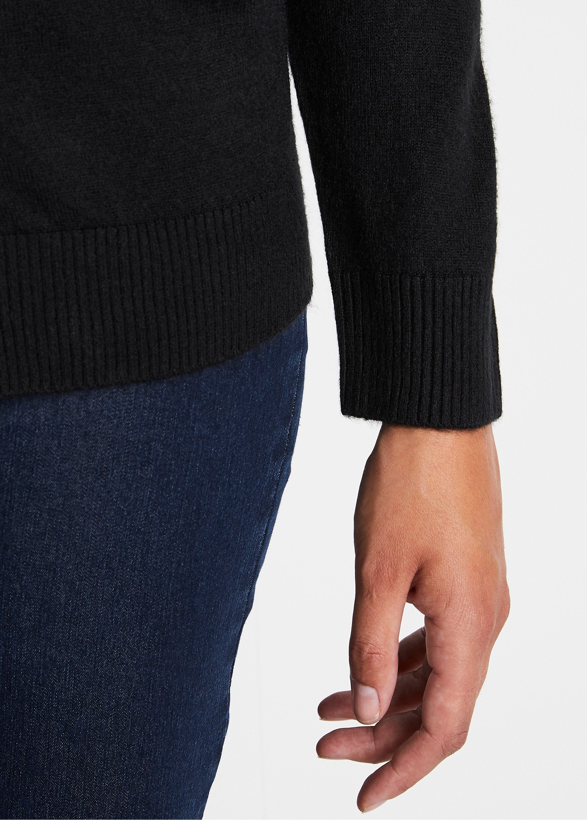 Mid-length_soft_knit_buttoned_cardigan_Black_DE3_slim