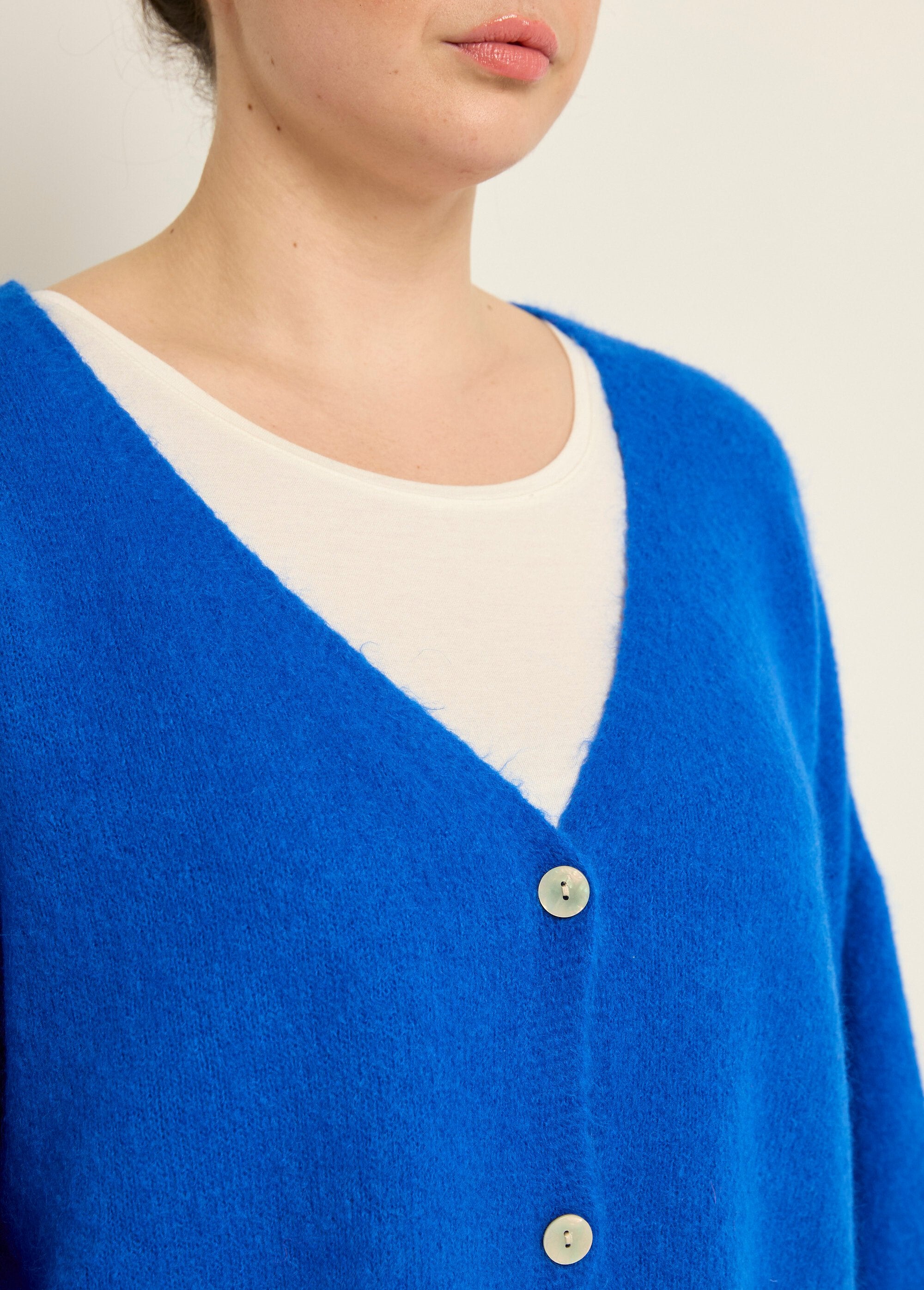 Alpaca_knit_cardigan,_V-neck_Hard_blue_DE1_curvy