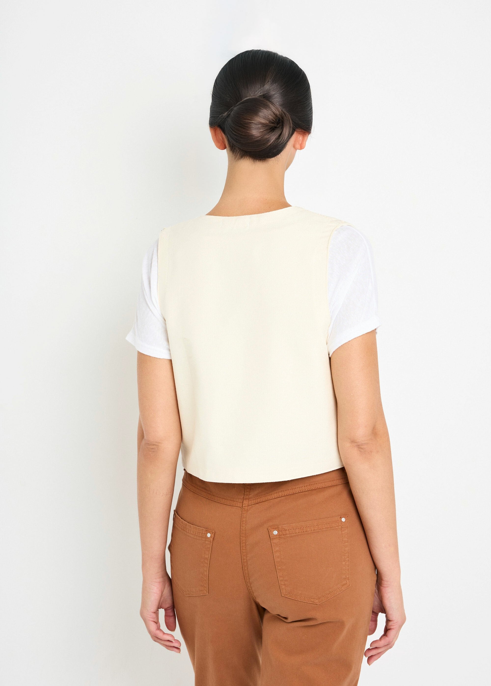 Sleeveless_vest_with_embroidery_and_pearls_Ecru_DO1_slim