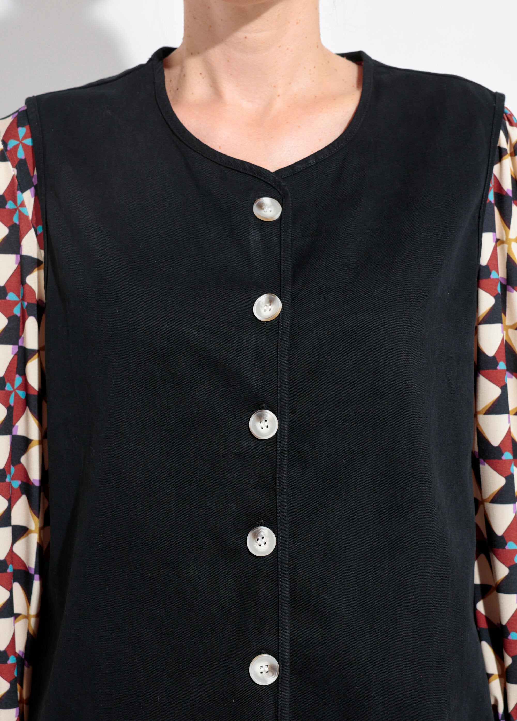 Sleeveless_round-neck_twill_vest_Black_DE1_slim