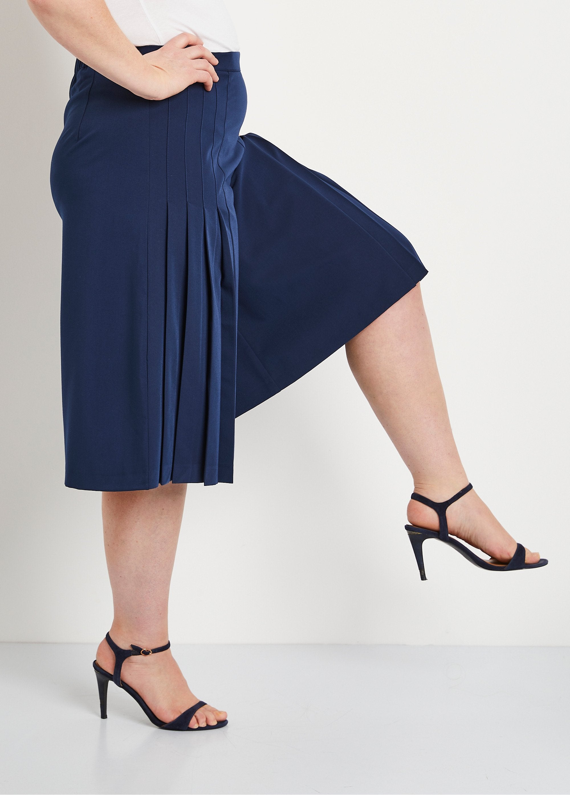 Long_loose_culottes_Marine_DR1_curvy